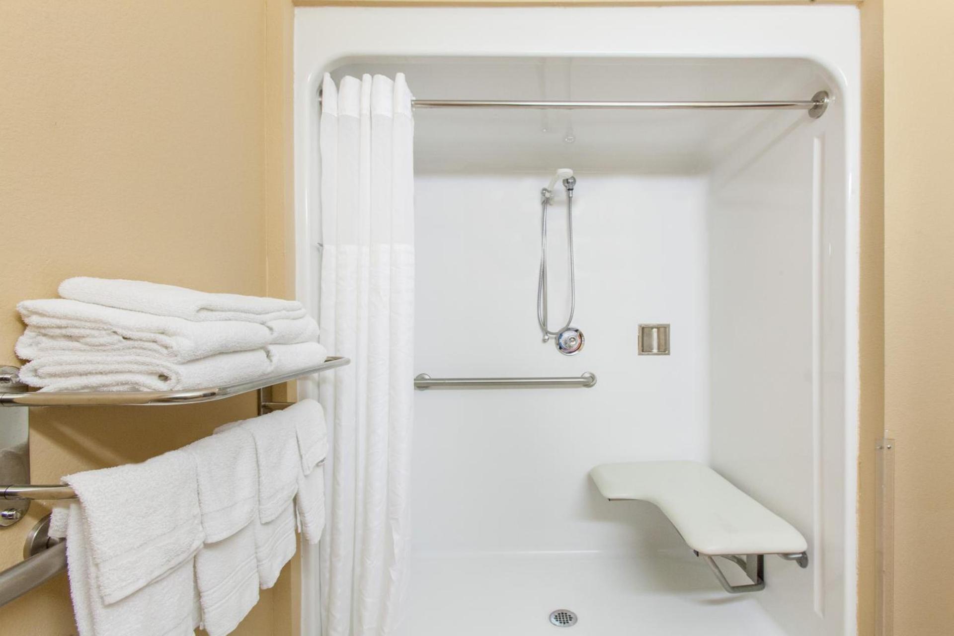 Microtel Inn by Wyndham Rogers photo 7