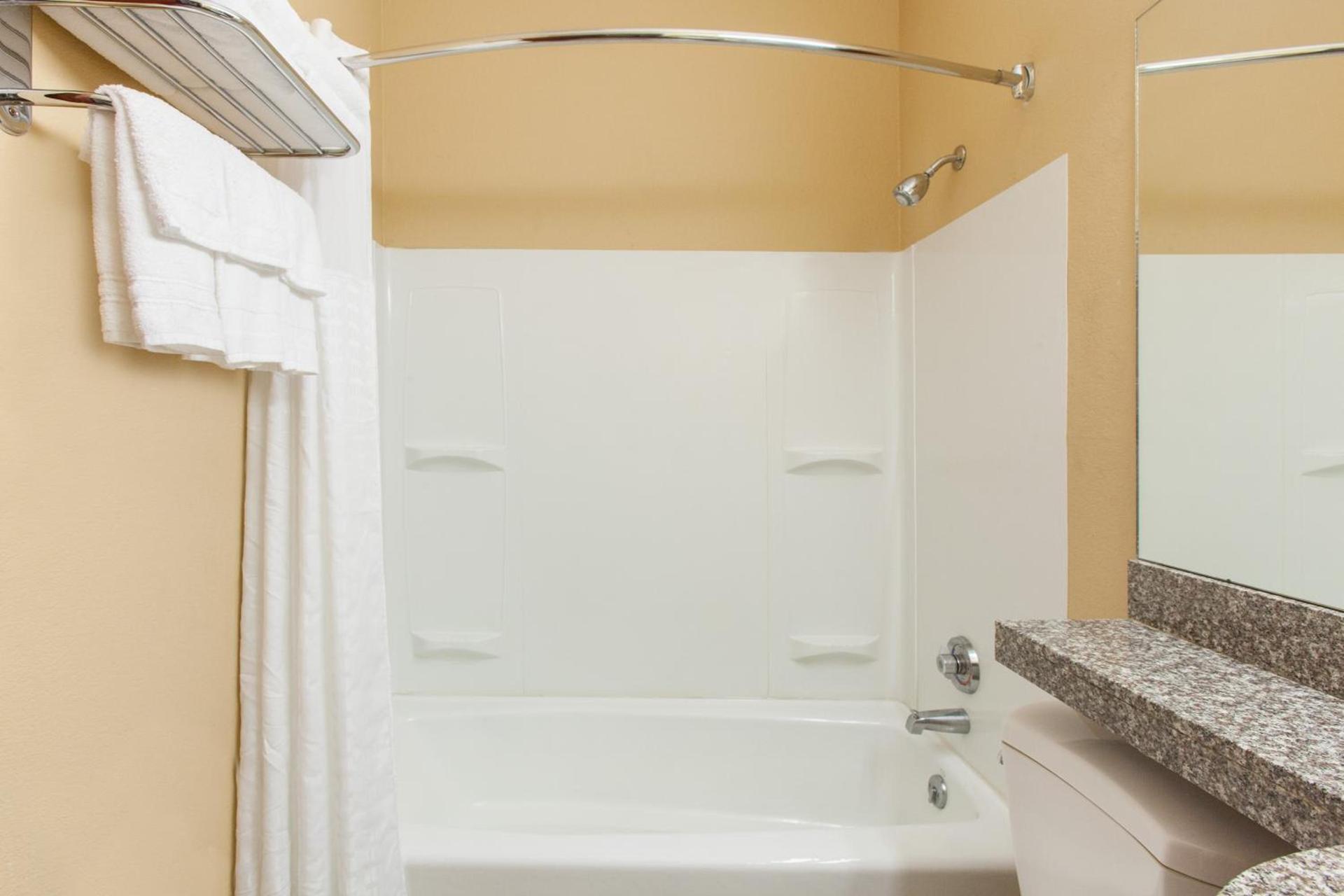 Microtel Inn by Wyndham Rogers photo 5