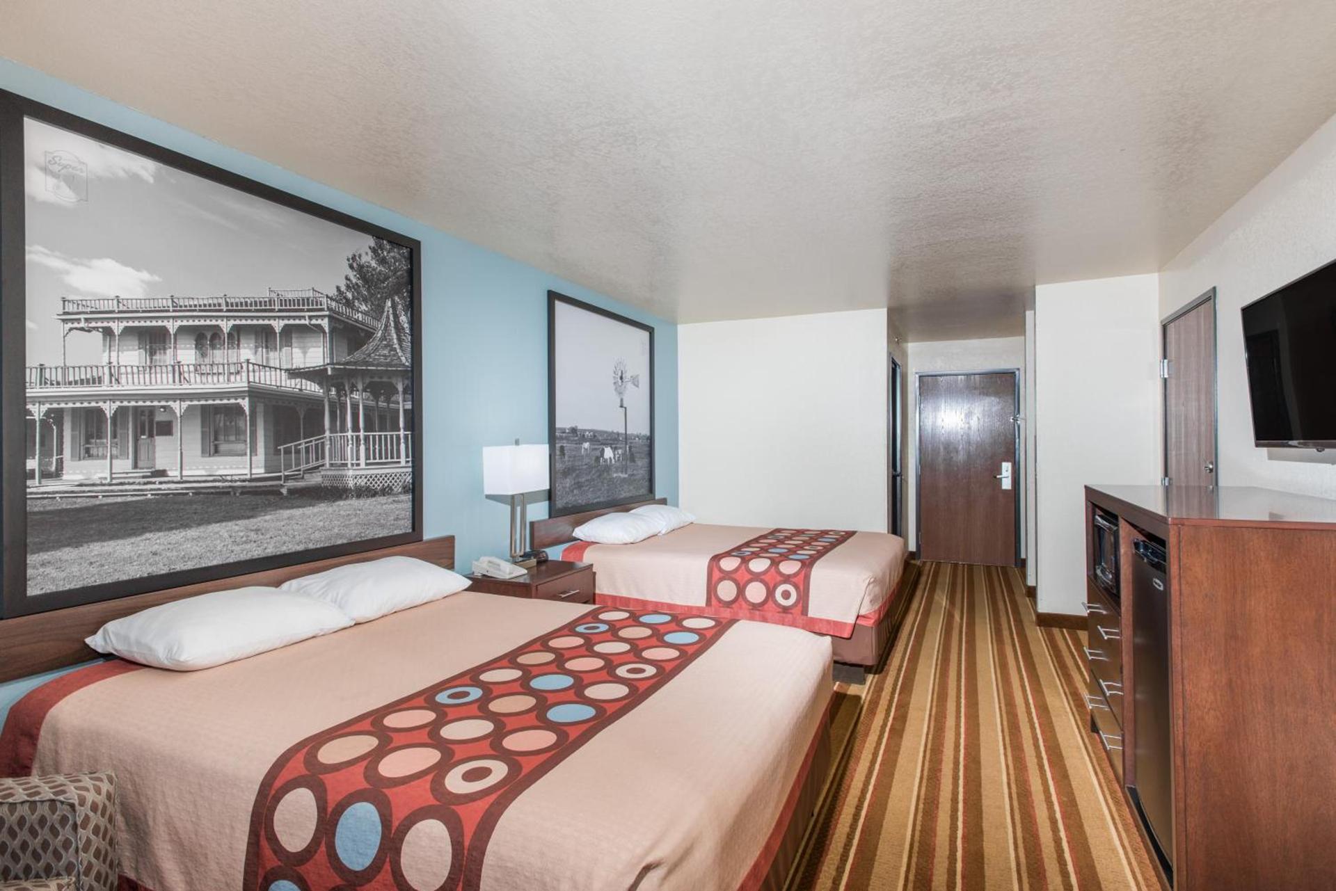 Super 8 by Wyndham Claremore OK photo 25