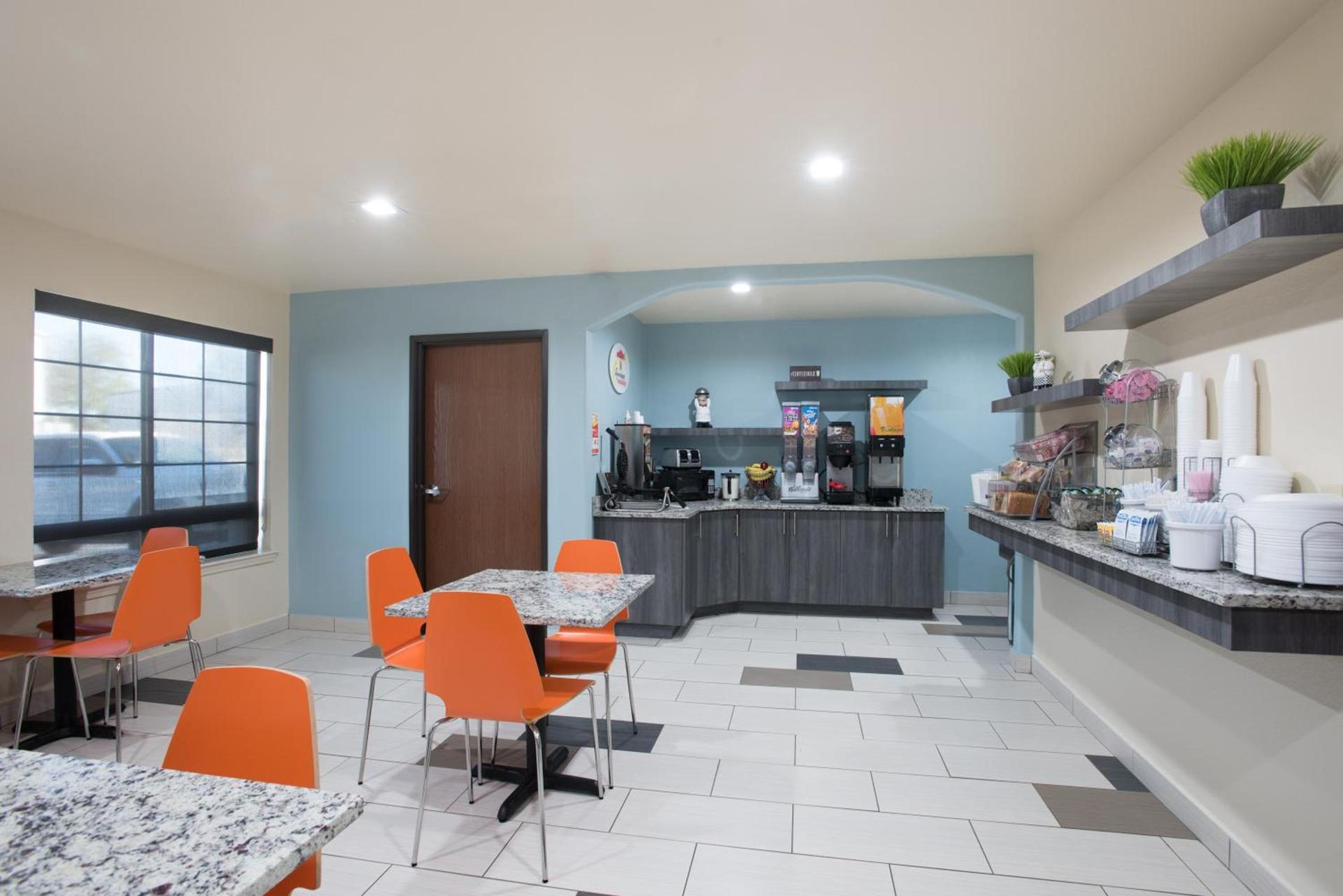 Super 8 by Wyndham Claremore OK photo 18