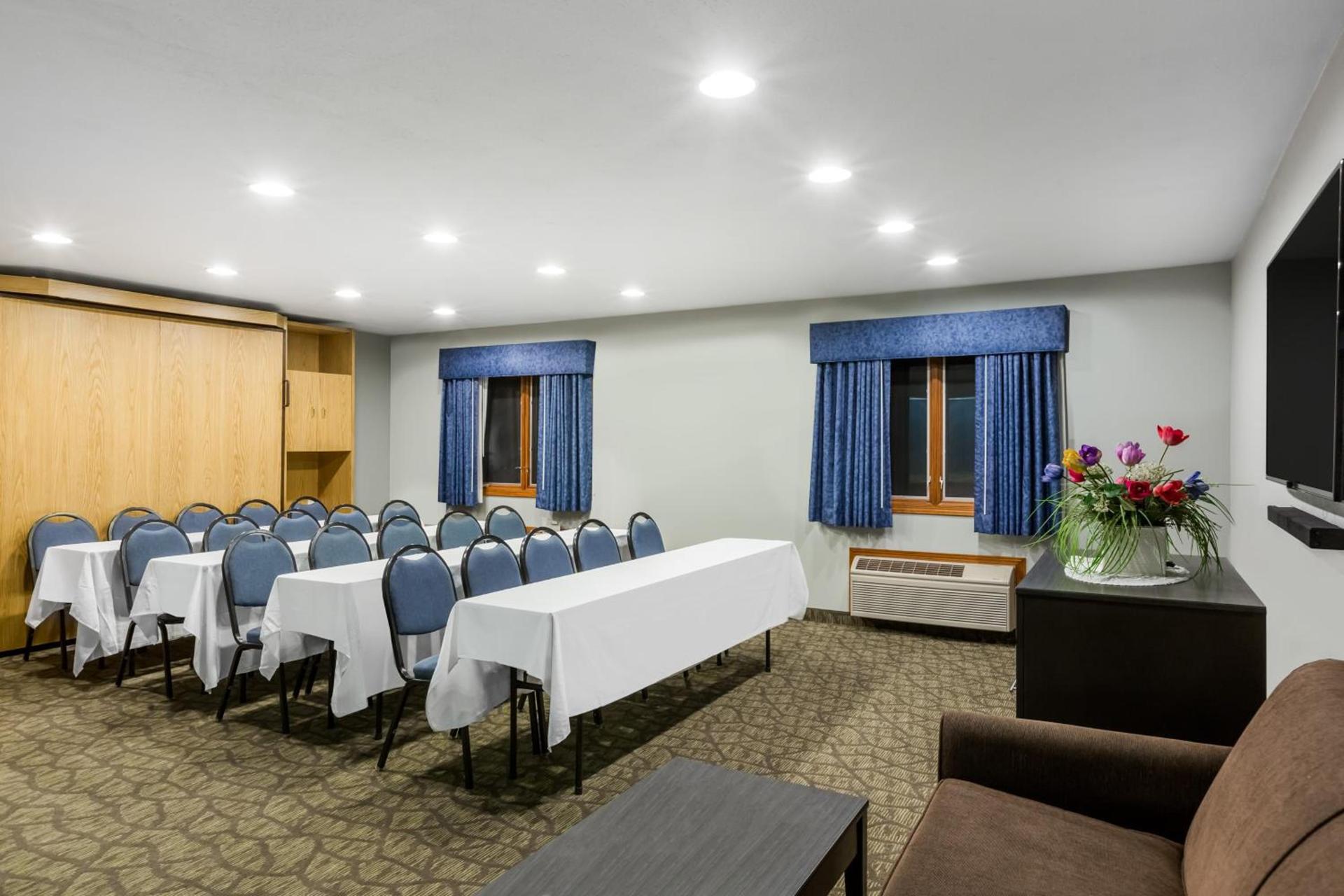 Baymont by Wyndham Pella photo 11