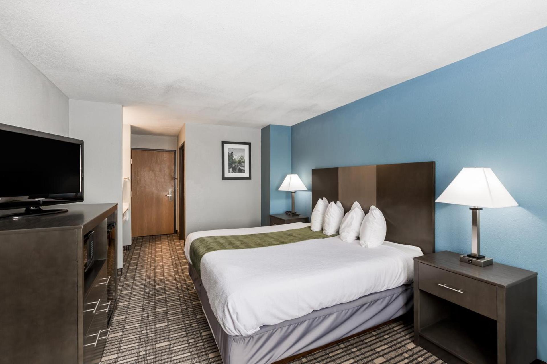 Baymont by Wyndham Pella photo 15
