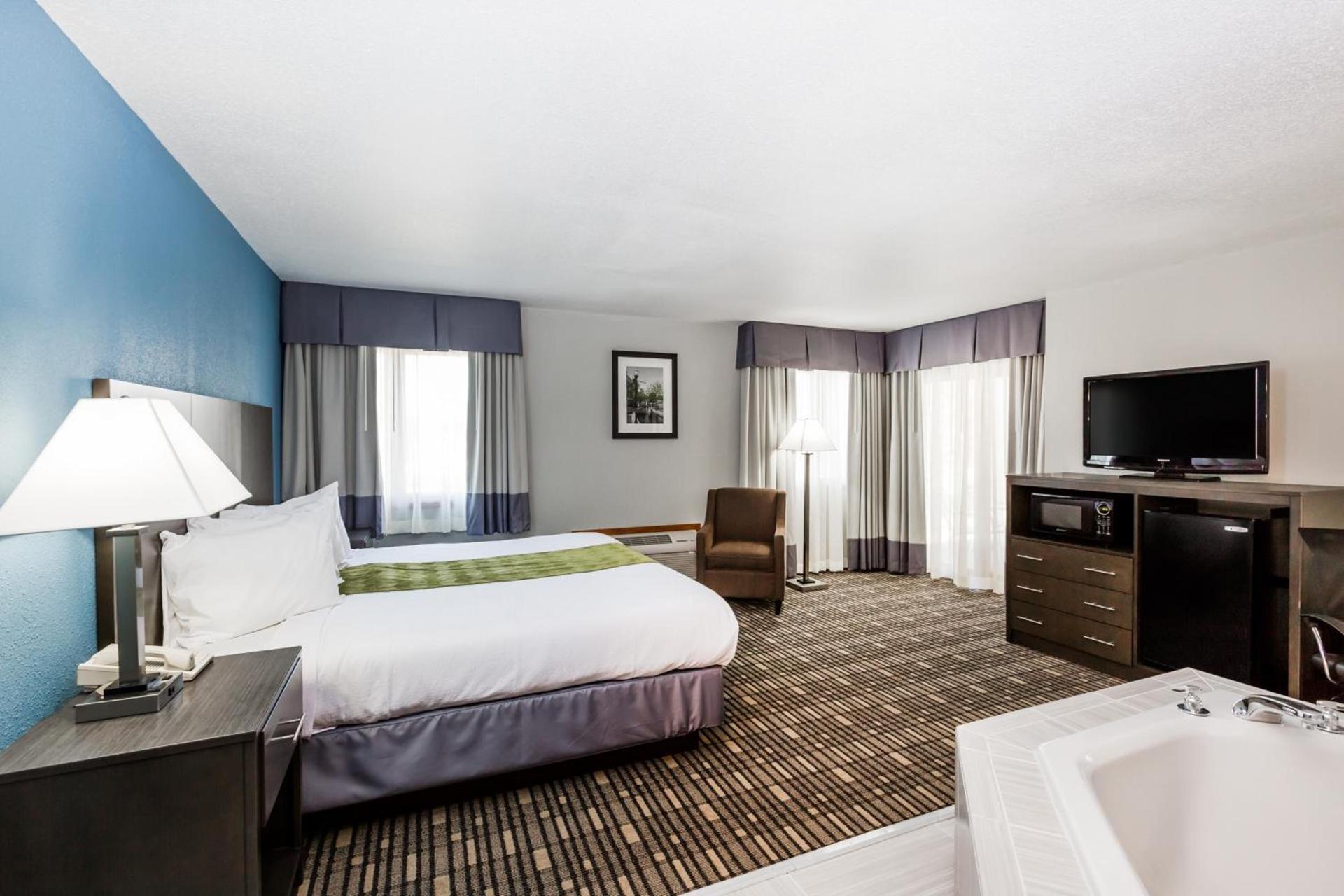 Baymont by Wyndham Pella photo 13