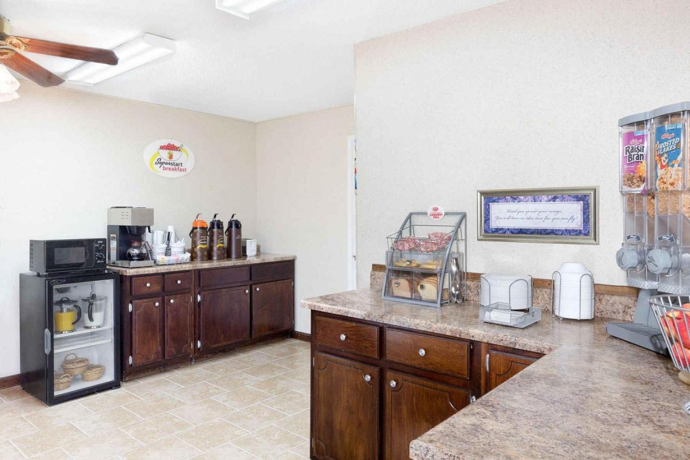 Super 8 by Wyndham Whiteville photo 29