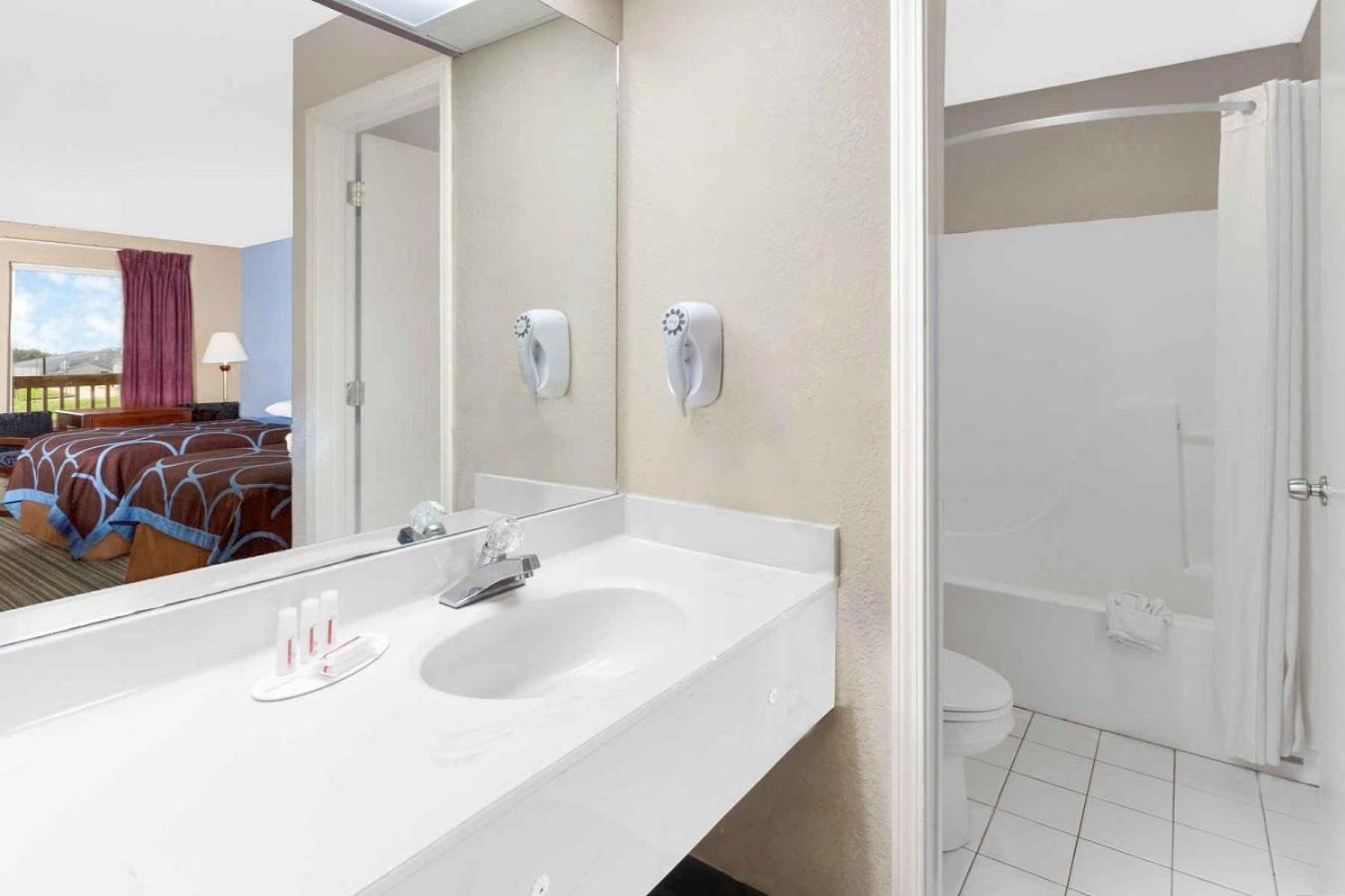 Super 8 by Wyndham Whiteville photo 30
