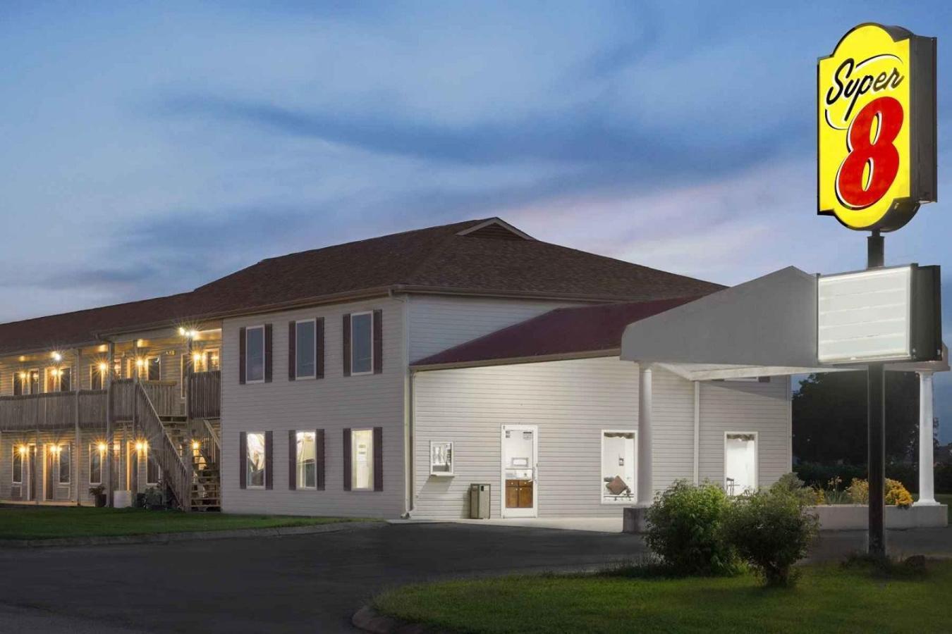Super 8 by Wyndham Whiteville photo 26