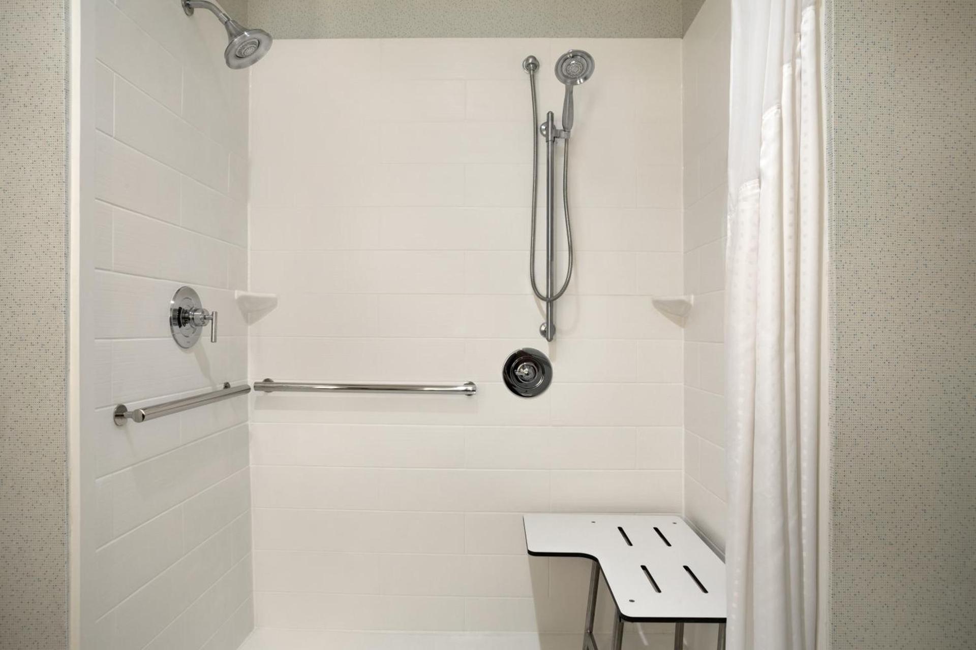 Holiday Inn Express & Suites - McAllen - Medical Center Area by IHG photo 7