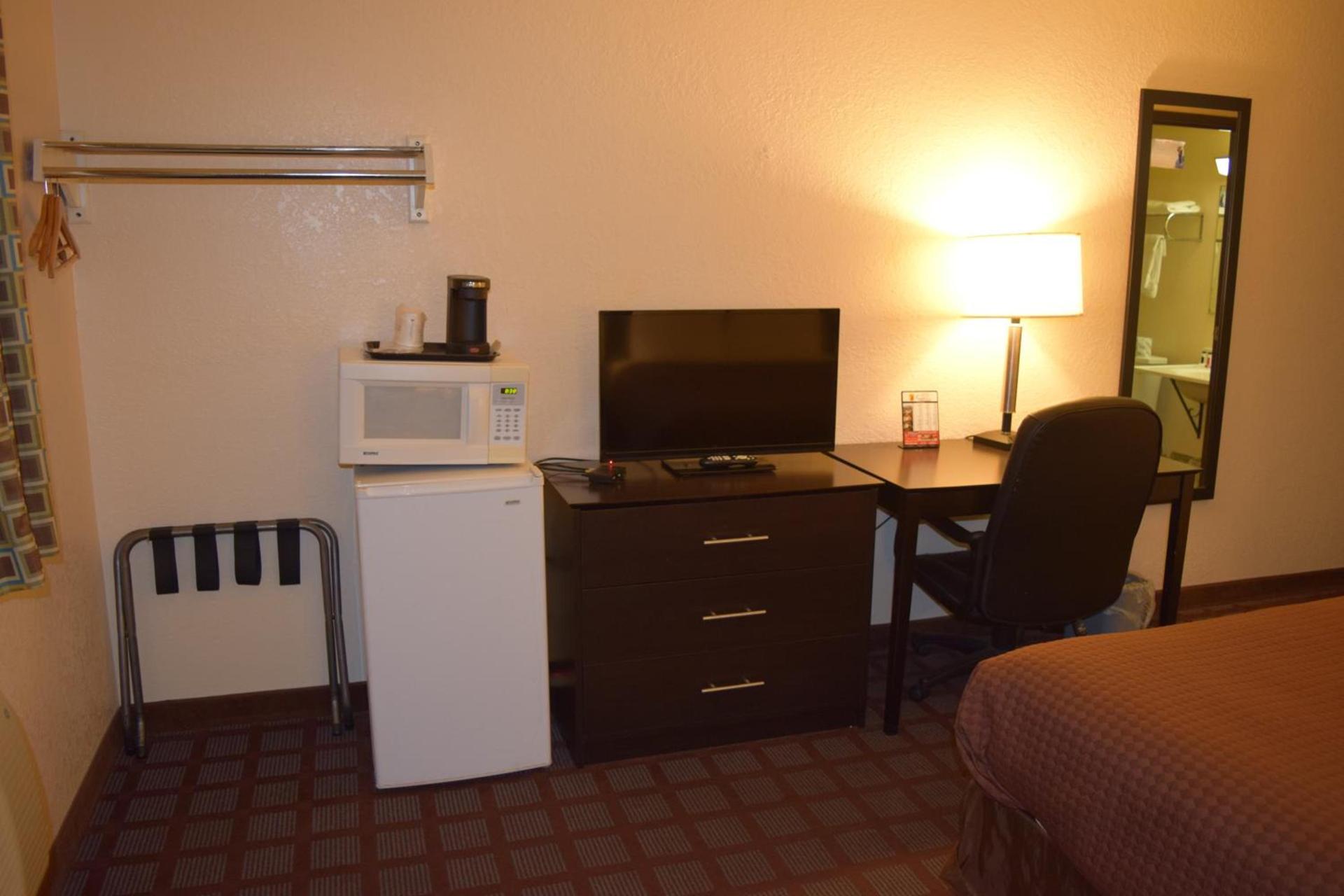 Super 8 by Wyndham Saginaw photo 3