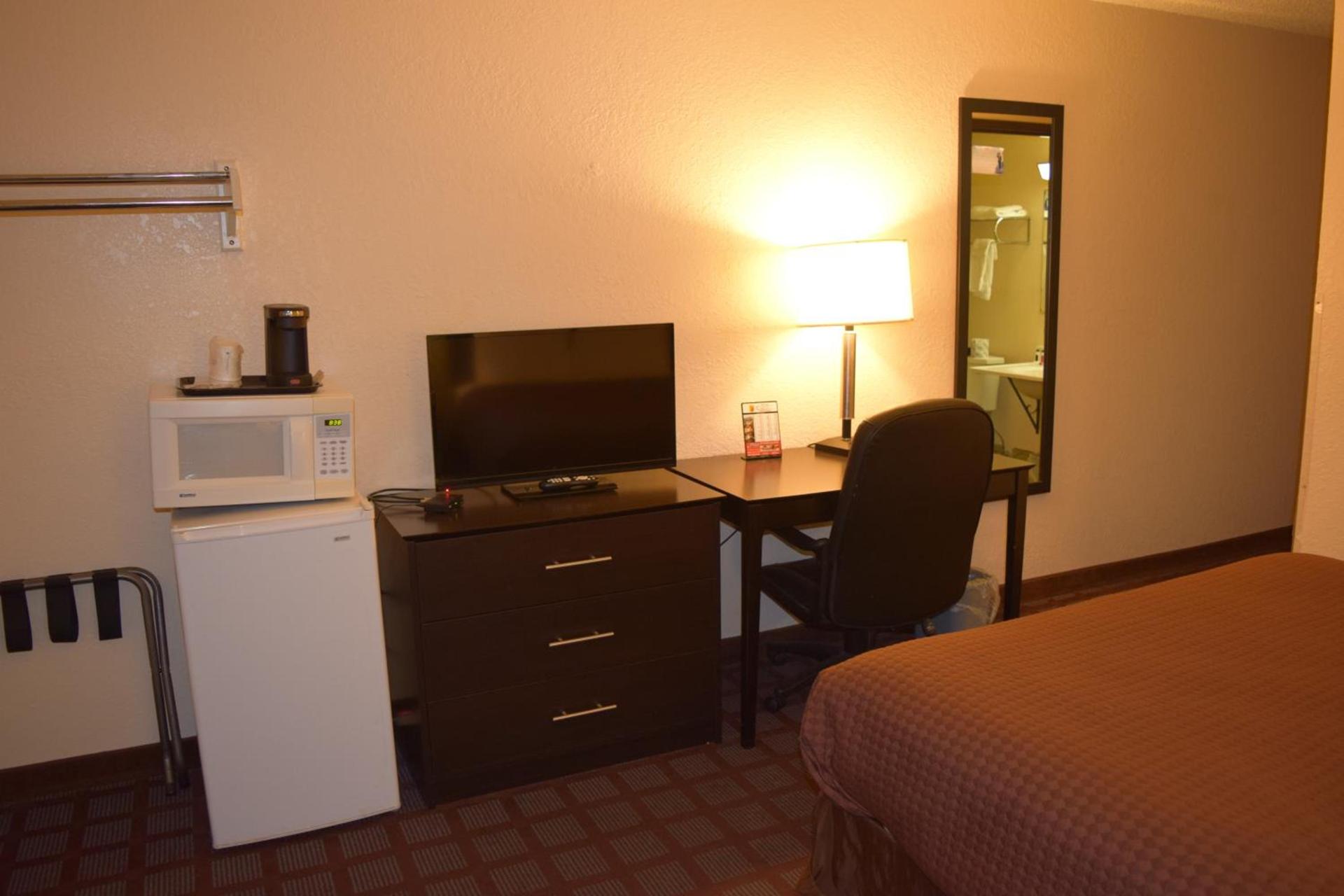 Super 8 by Wyndham Saginaw photo 24