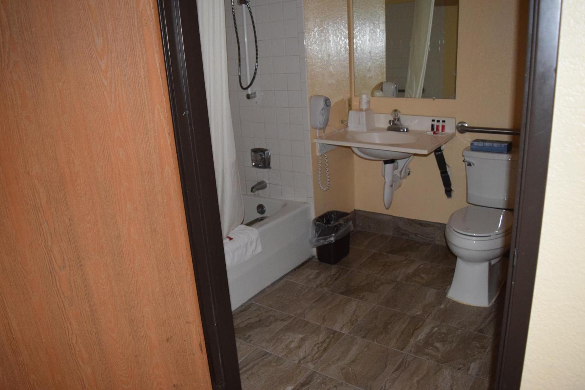 Super 8 by Wyndham Saginaw photo 23