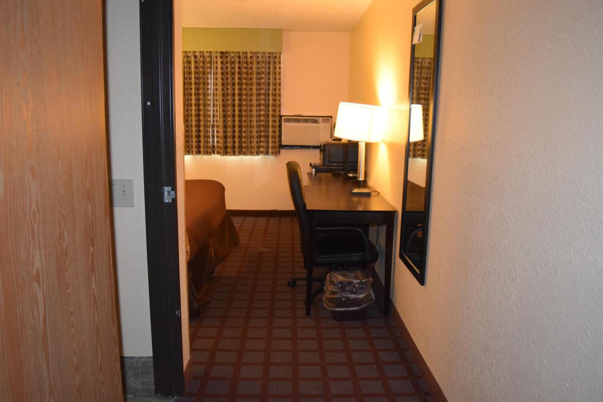 Super 8 by Wyndham Saginaw photo 22