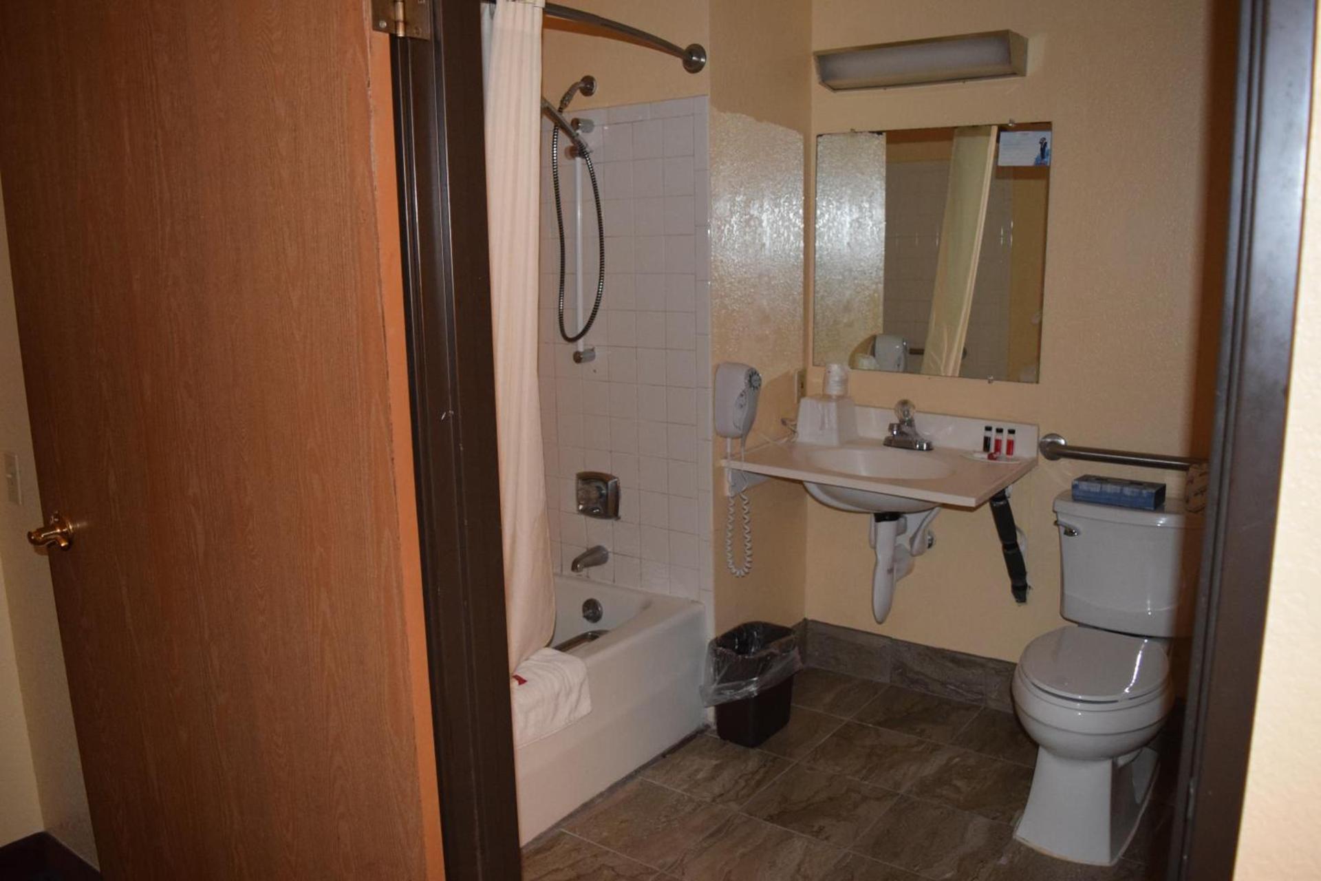 Super 8 by Wyndham Saginaw photo 20