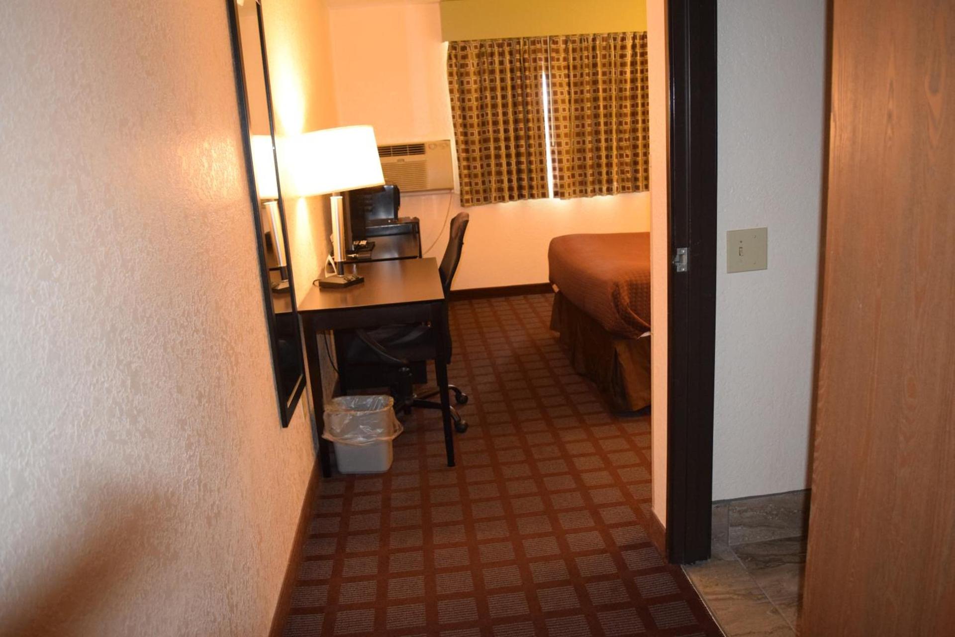 Super 8 by Wyndham Saginaw photo 15
