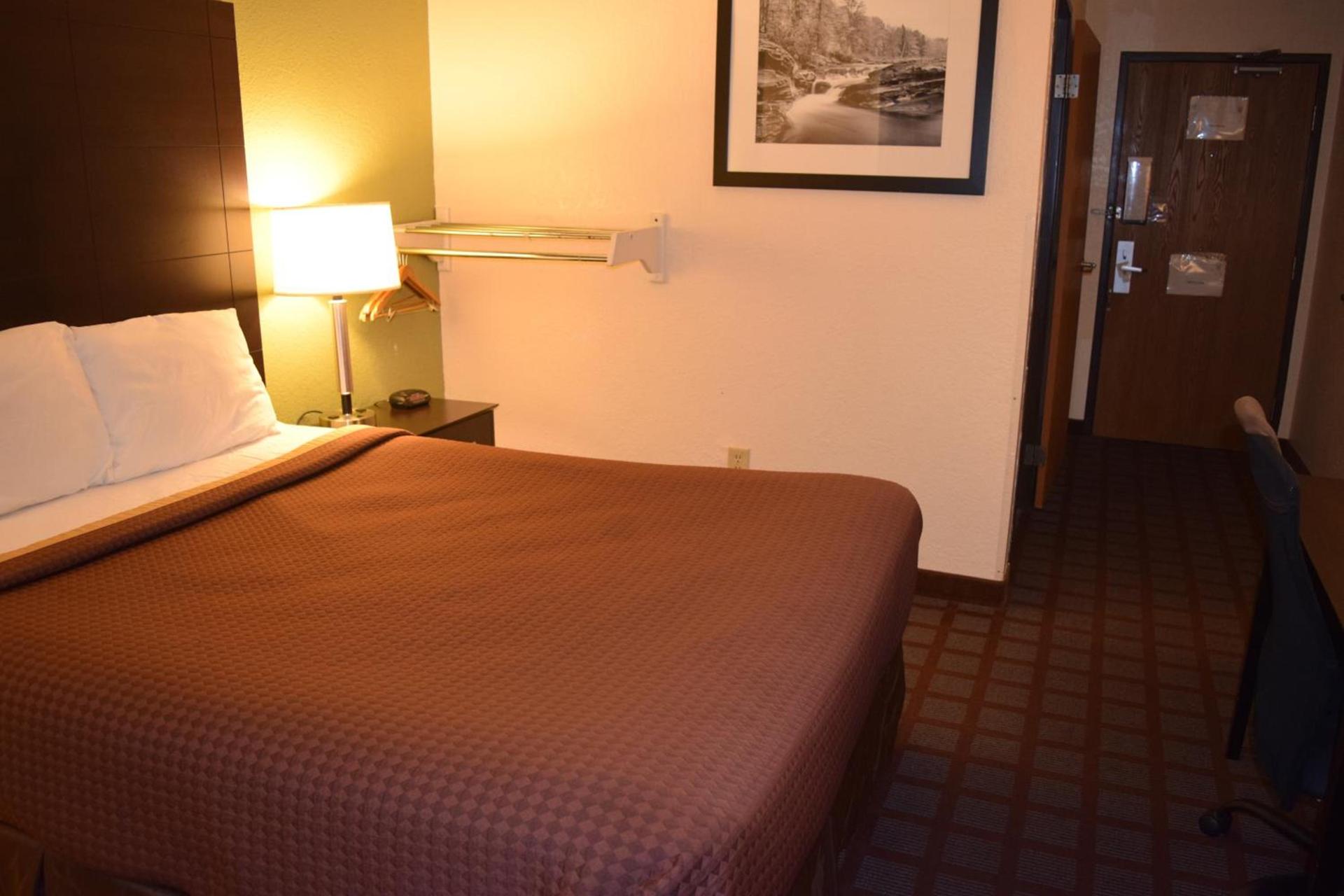 Super 8 by Wyndham Saginaw photo 14
