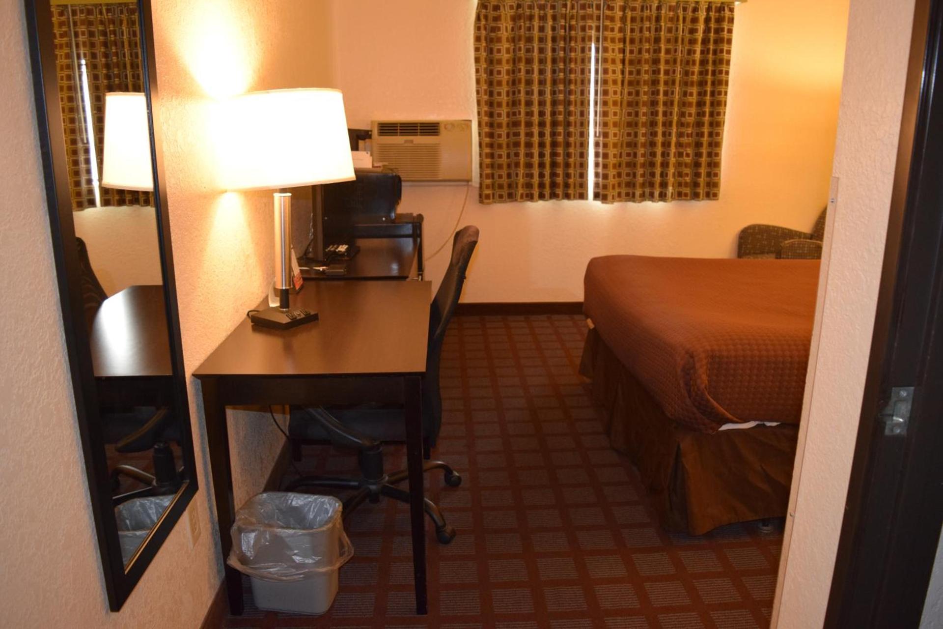 Super 8 by Wyndham Saginaw photo 13