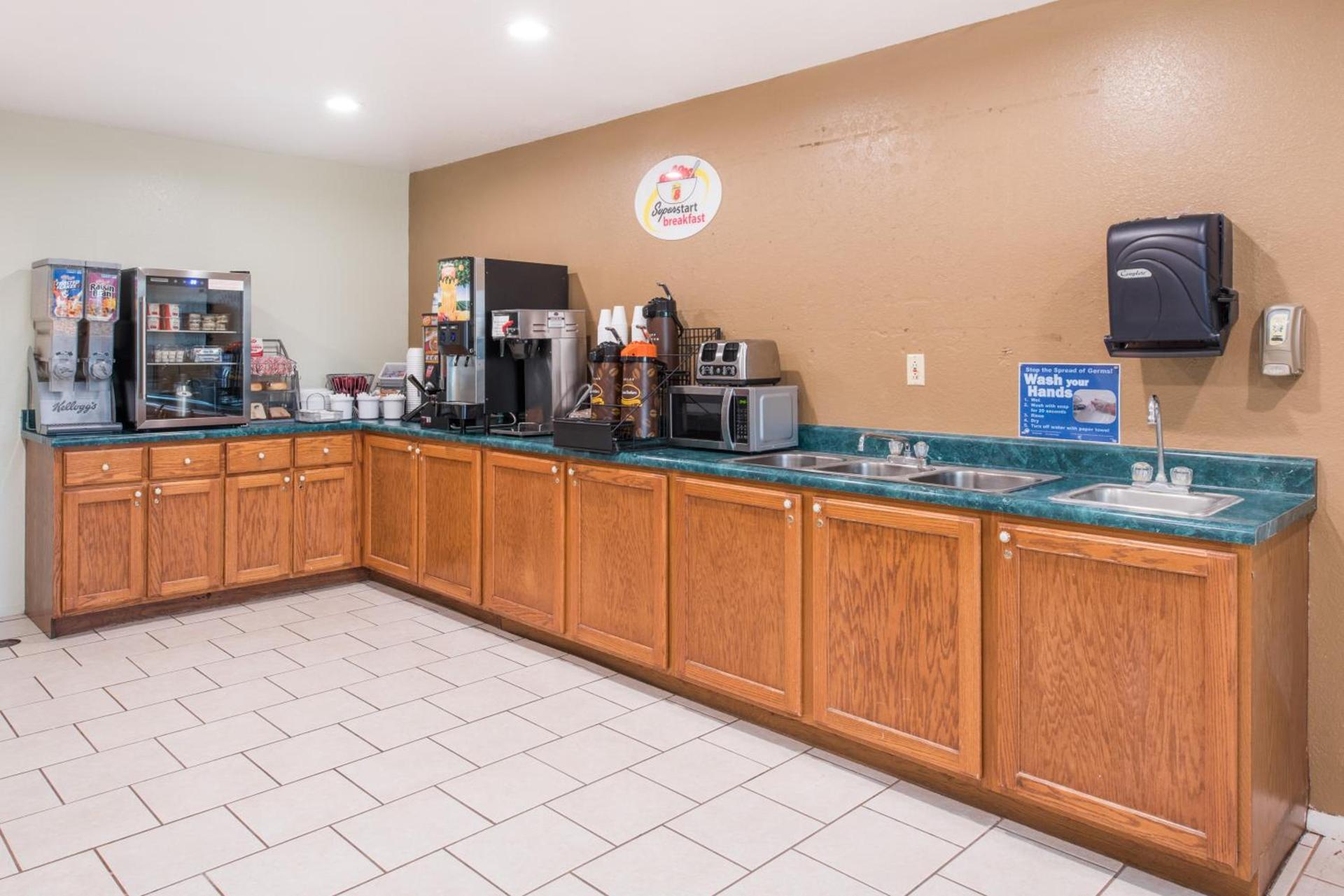 Super 8 by Wyndham Farmington photo 6