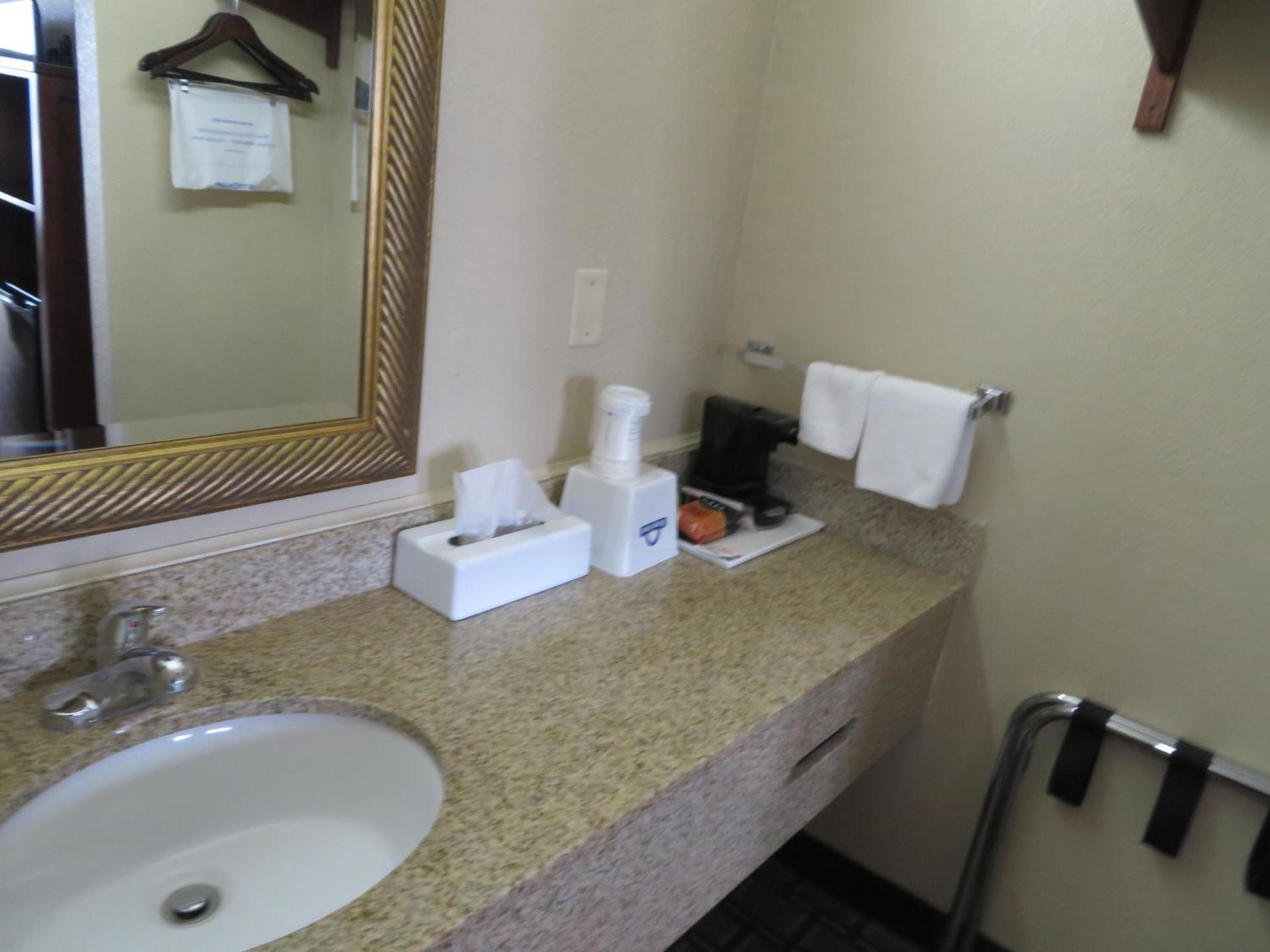 Days Inn by Wyndham Blytheville photo 50