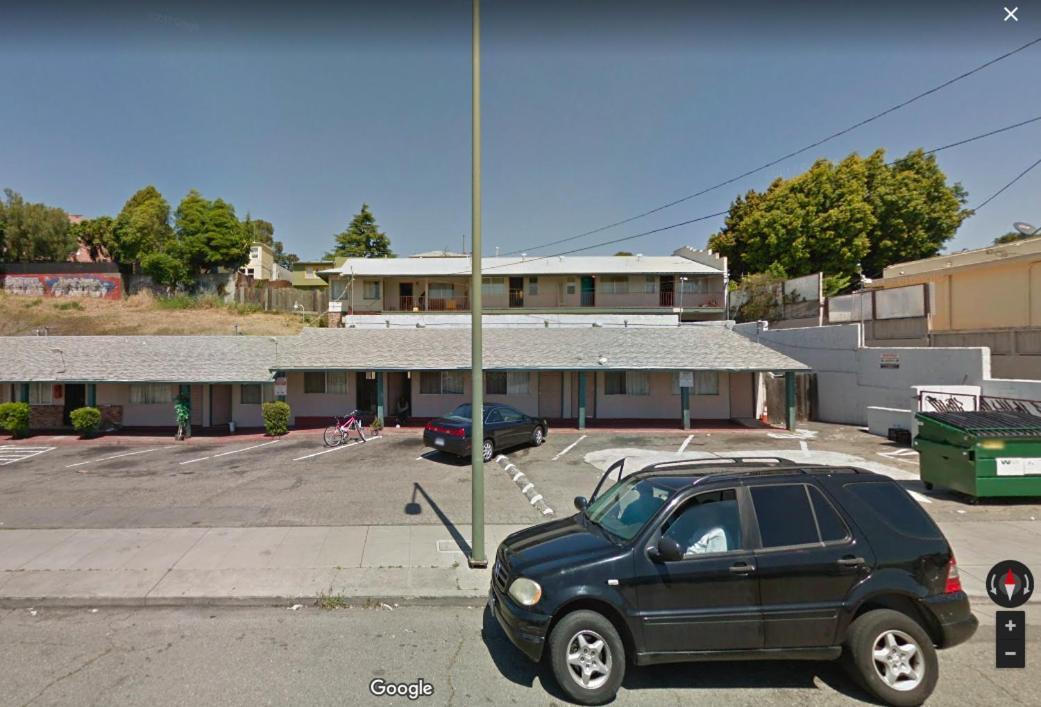Commodore Motel photo 6