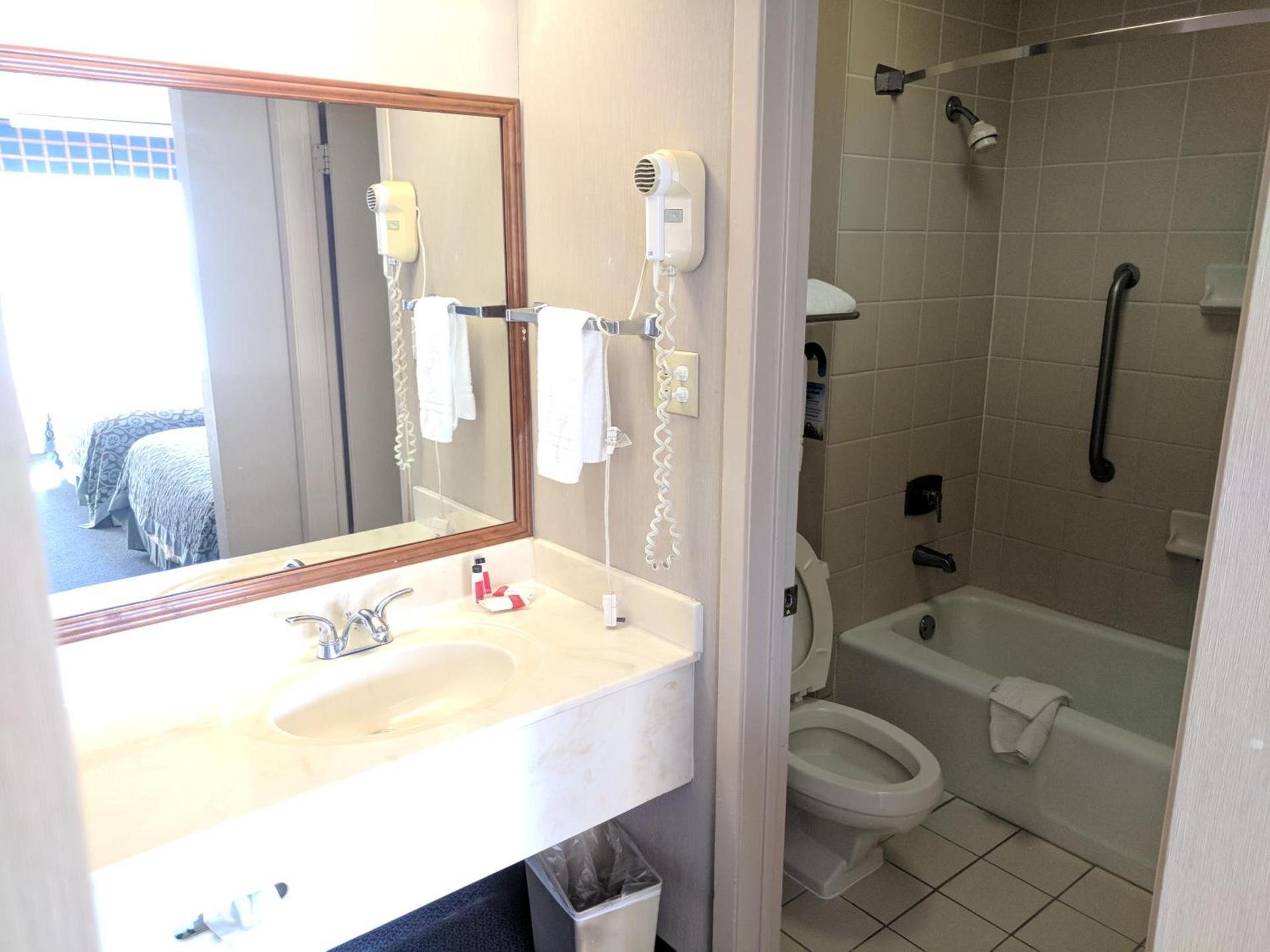 Days Inn by Wyndham Seguin TX photo 17