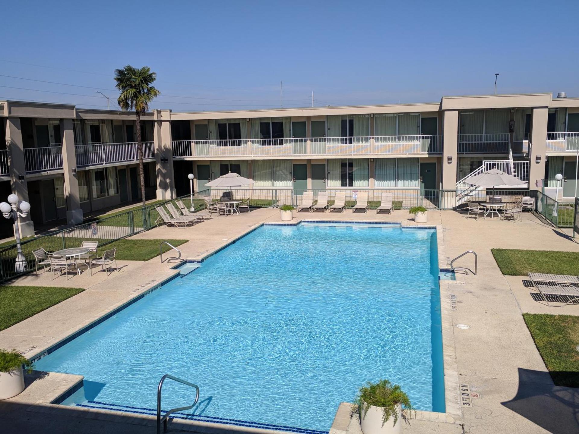 Days Inn by Wyndham Seguin TX photo 3