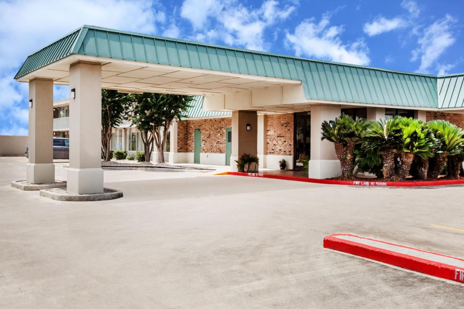 Days Inn by Wyndham Seguin TX photo 32