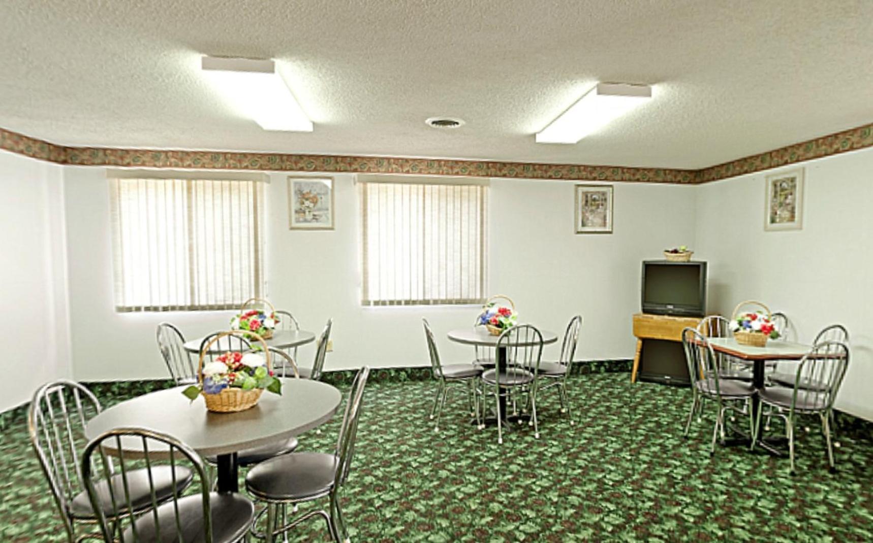 Americas Best Value Inn West Frankfort photo 3