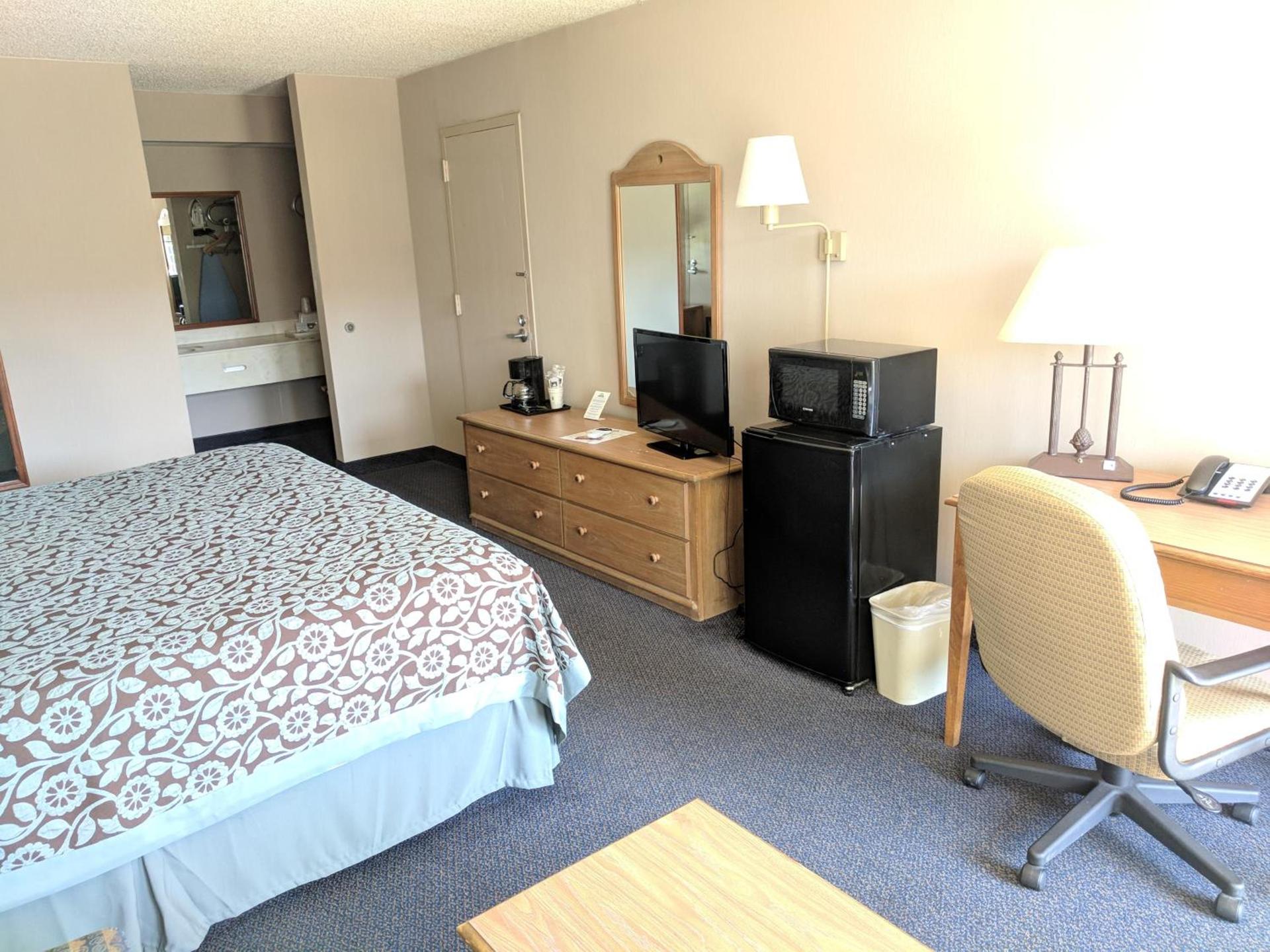 Days Inn by Wyndham Seguin TX photo 22