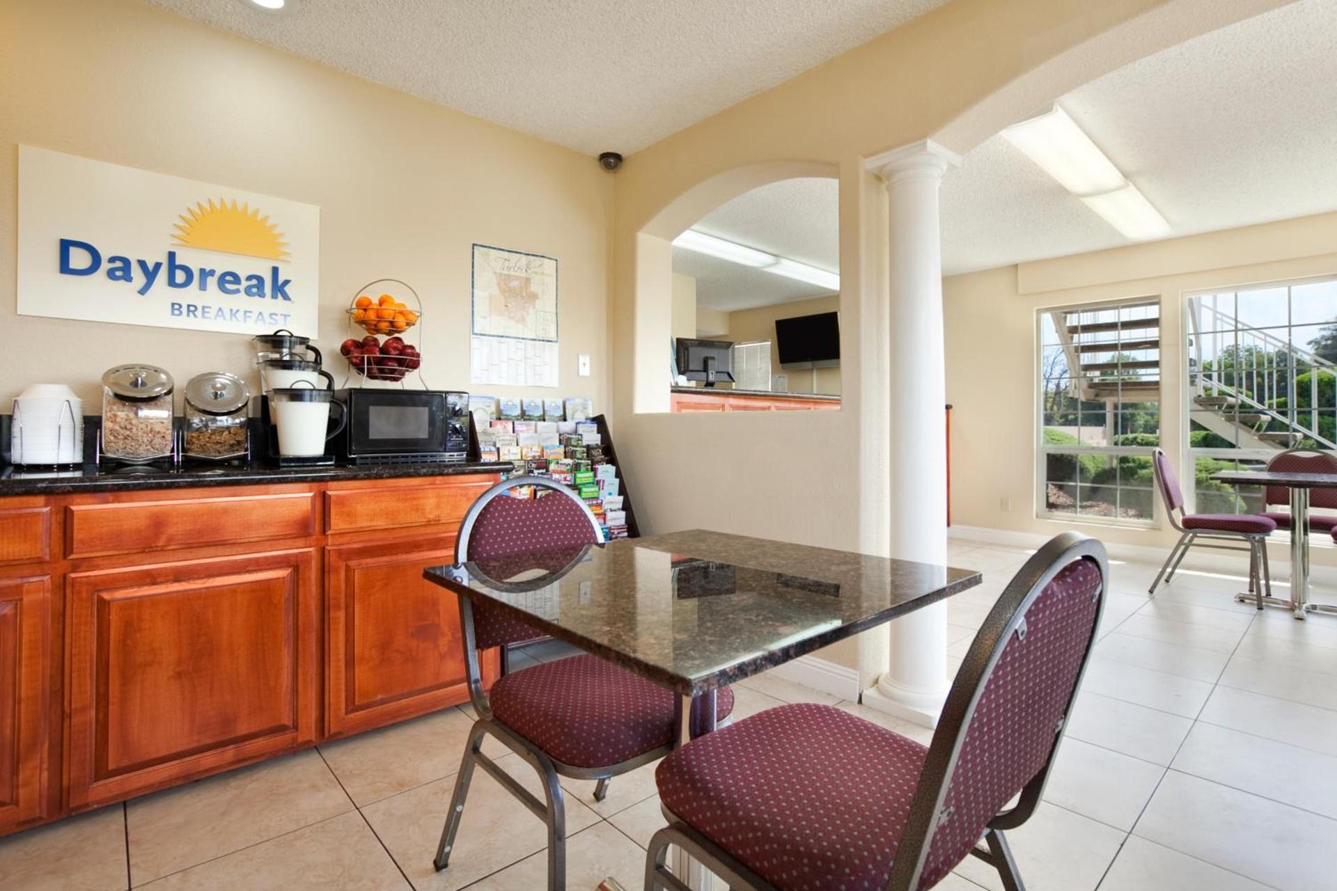 Days Inn by Wyndham Turlock photo 6