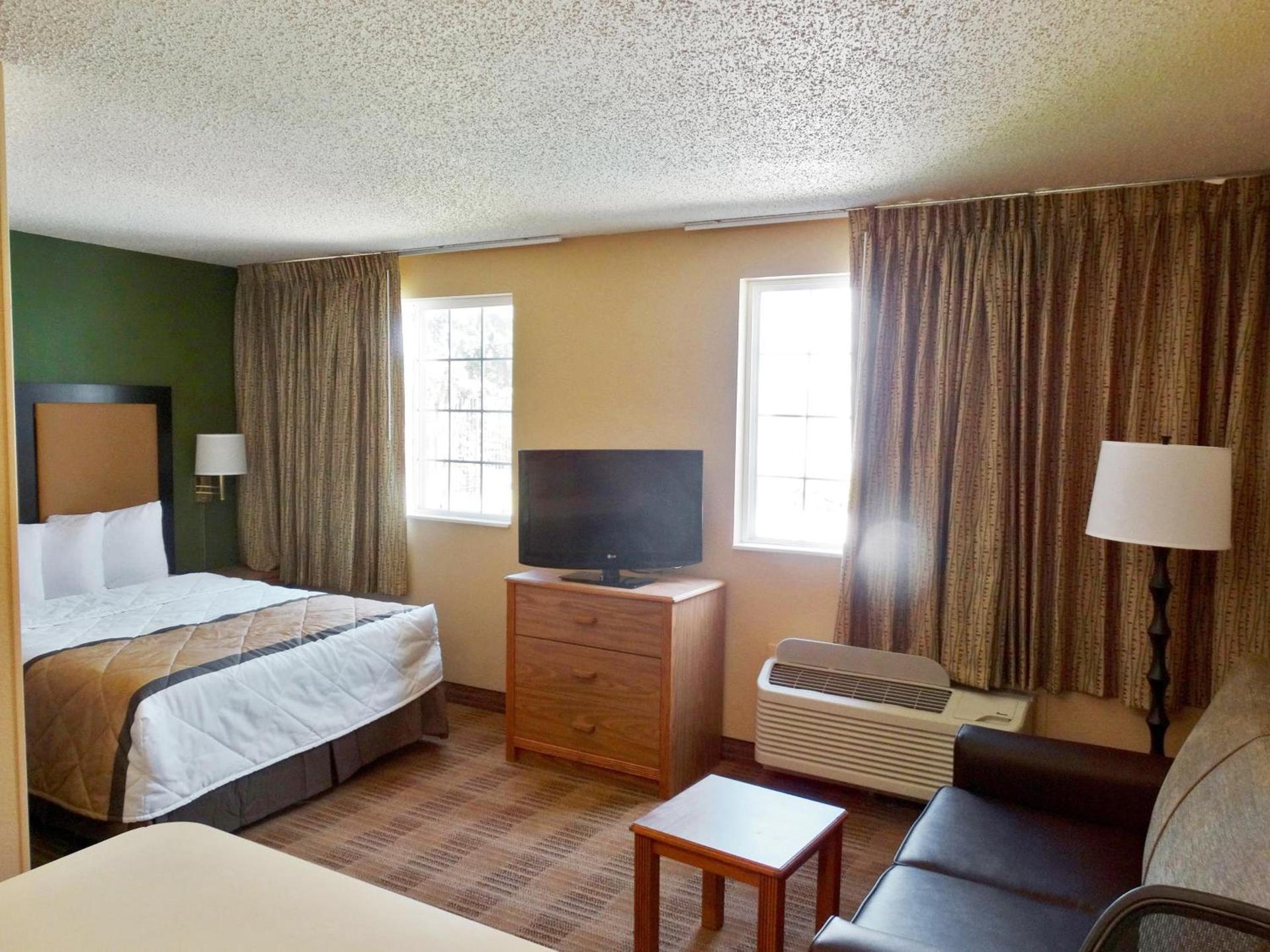 MainStay Suites Raleigh North photo 7