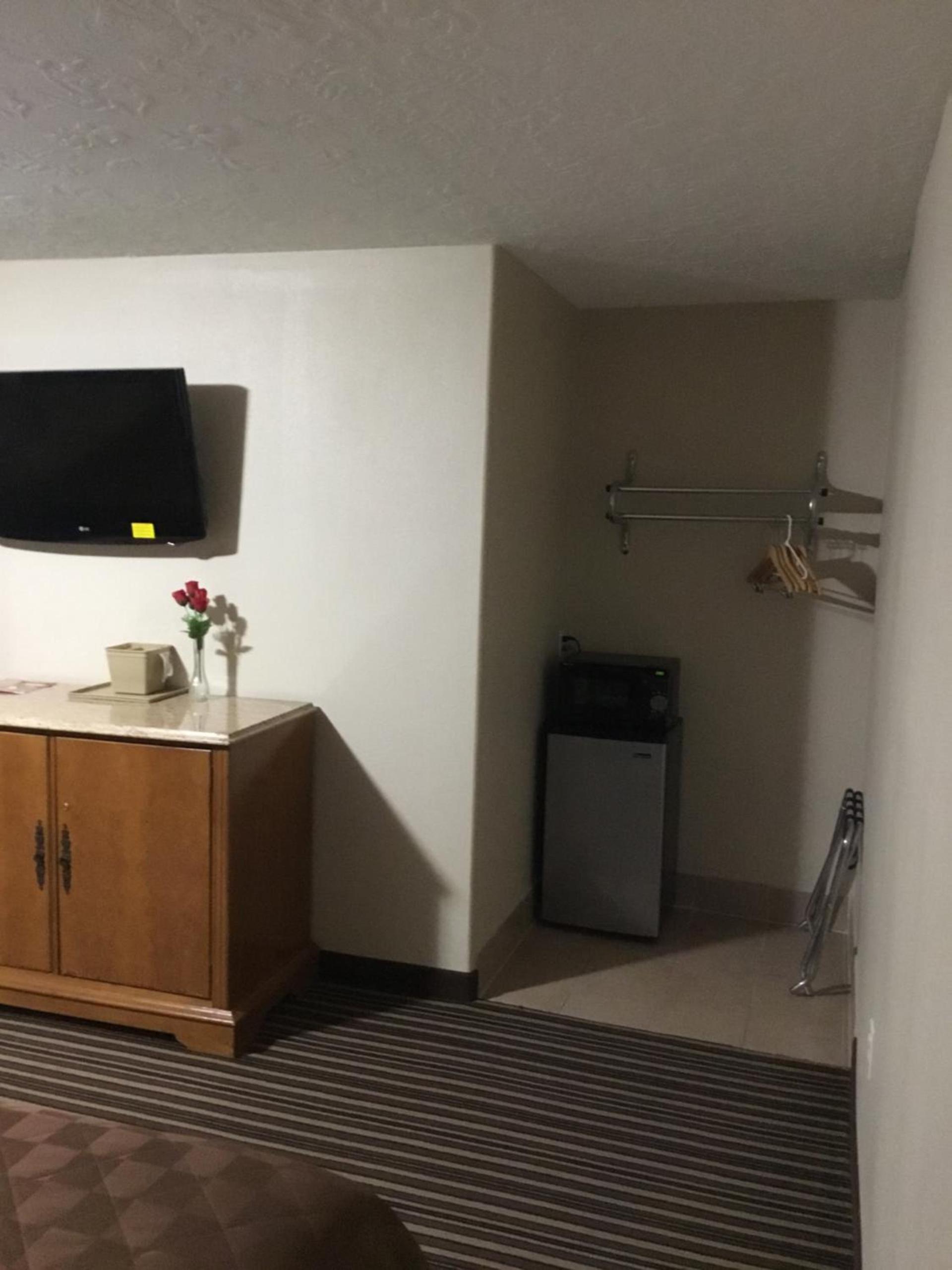 Executive Inn Snyder photo 11