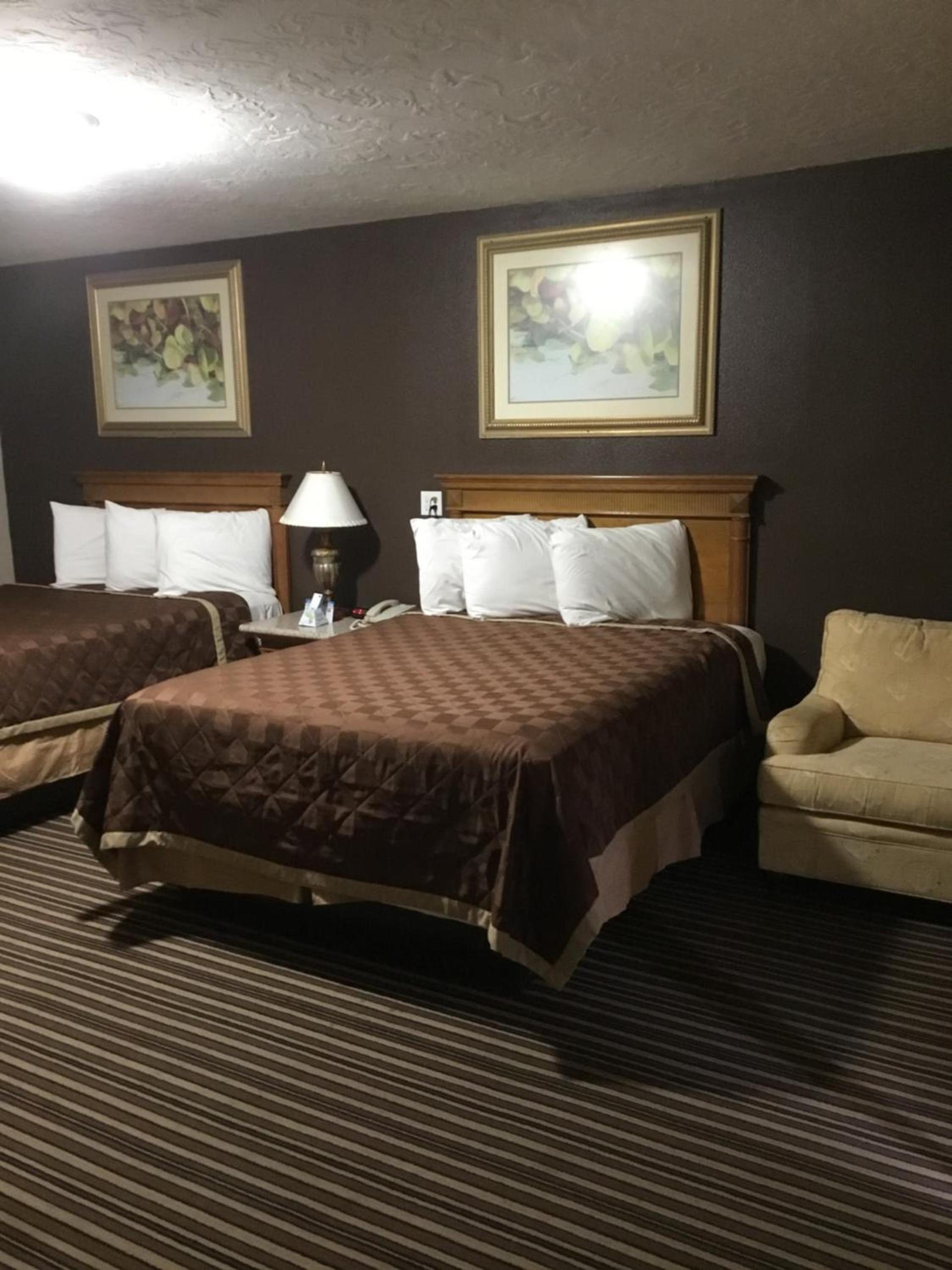 Executive Inn Snyder photo 12