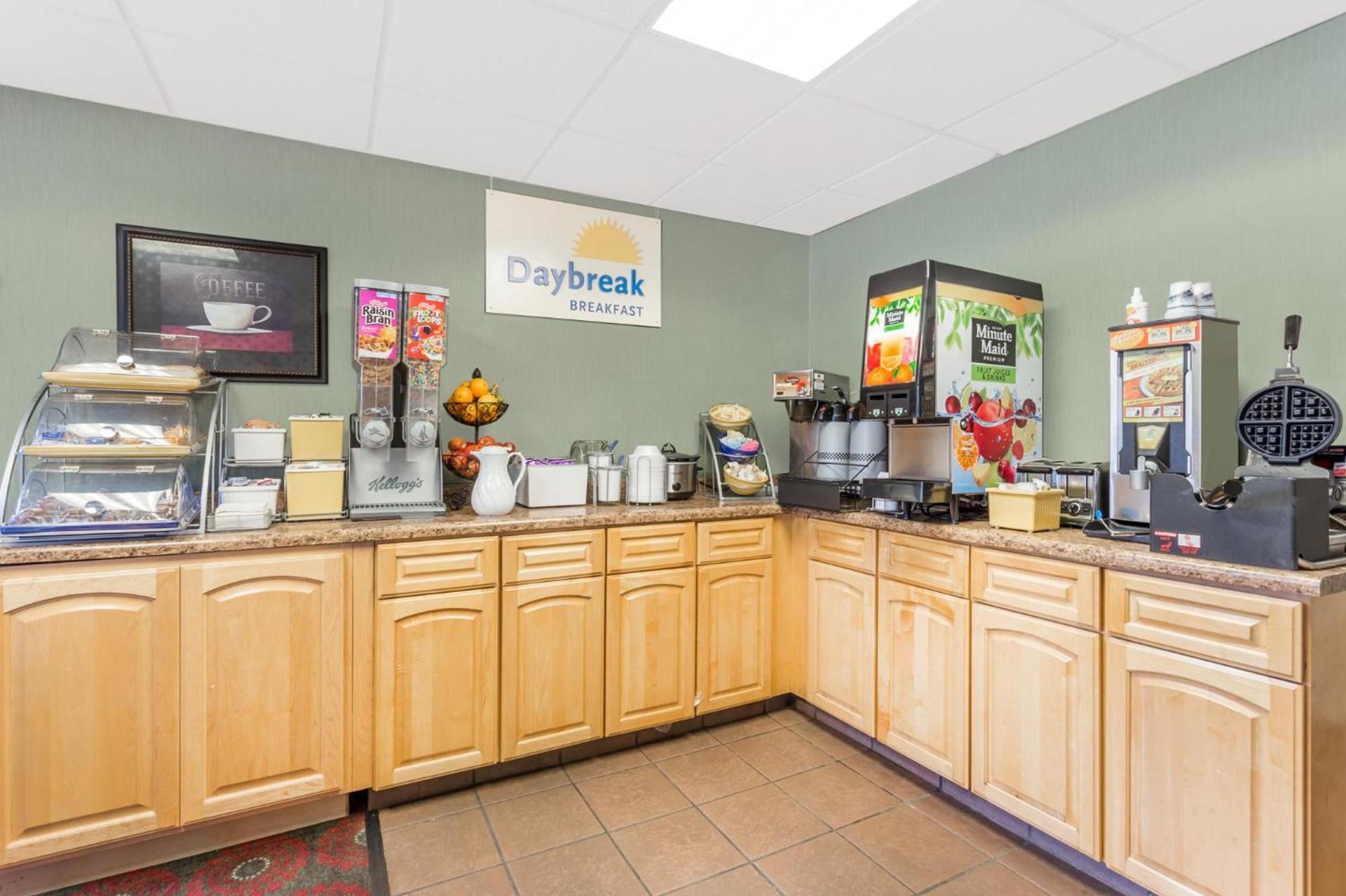 Days Inn by Wyndham Cedar Falls- University Plaza photo 27