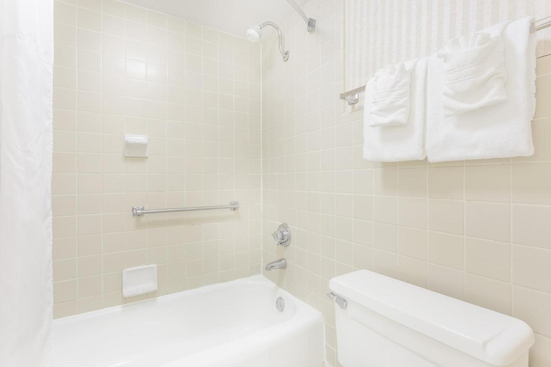 Days Inn by Wyndham Cedar Falls- University Plaza photo 29