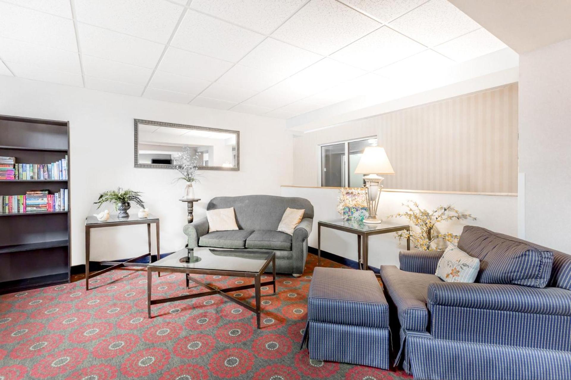 Days Inn by Wyndham Cedar Falls- University Plaza photo 26