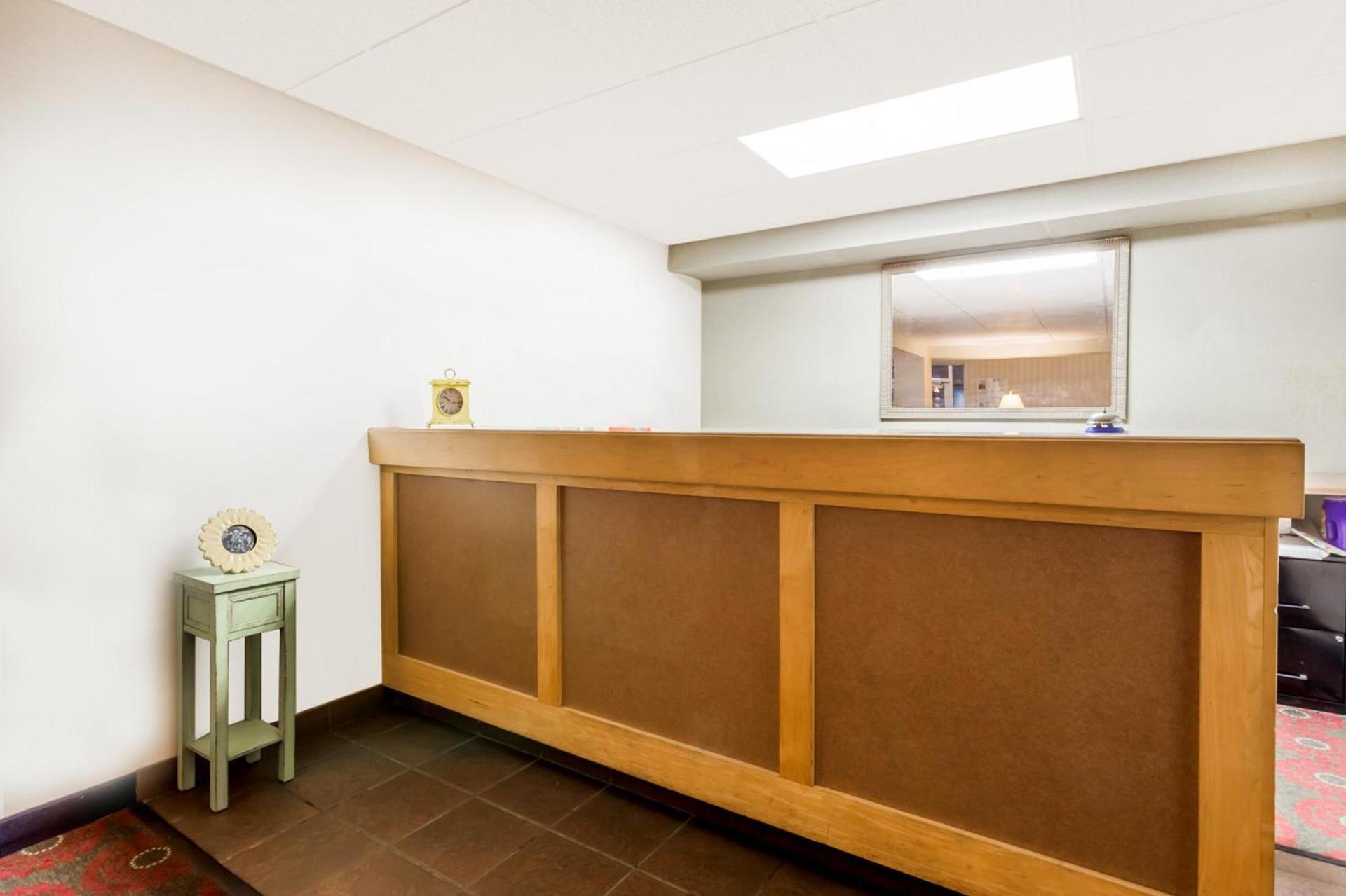 Days Inn by Wyndham Cedar Falls- University Plaza photo 2