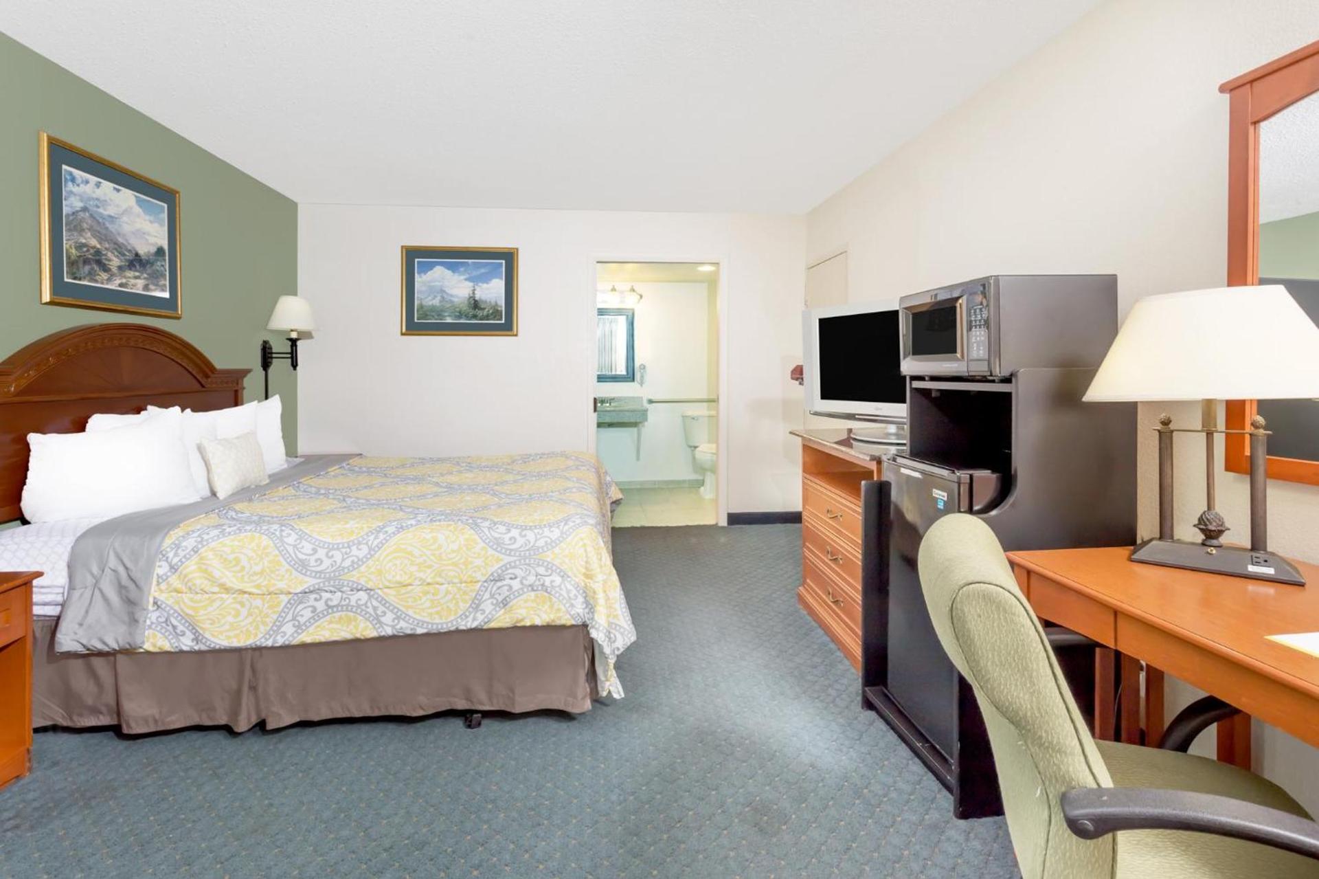 Days Inn by Wyndham Cedar Falls- University Plaza photo 14