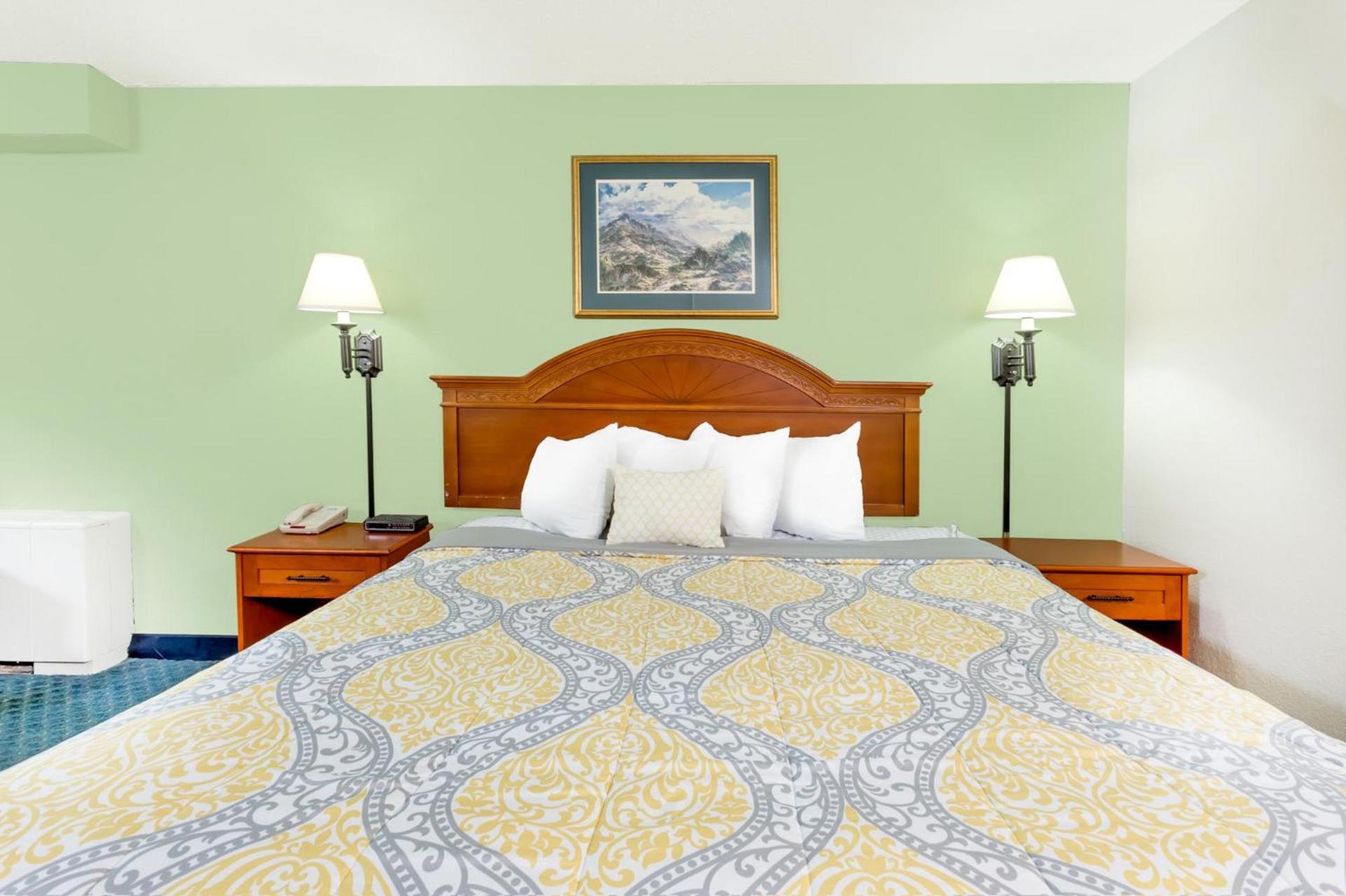 Days Inn by Wyndham Cedar Falls- University Plaza photo 15