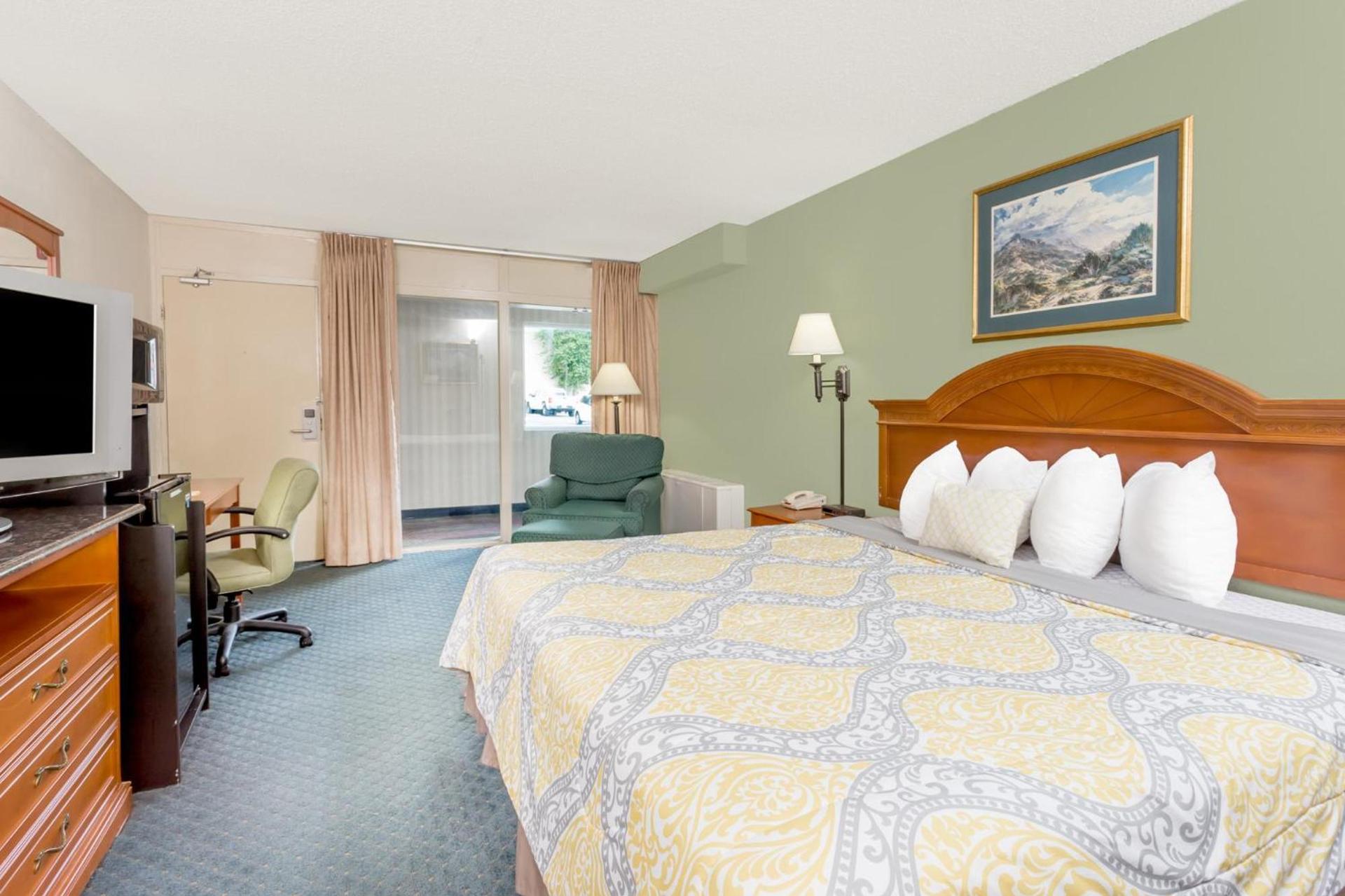 Days Inn by Wyndham Cedar Falls- University Plaza photo 16