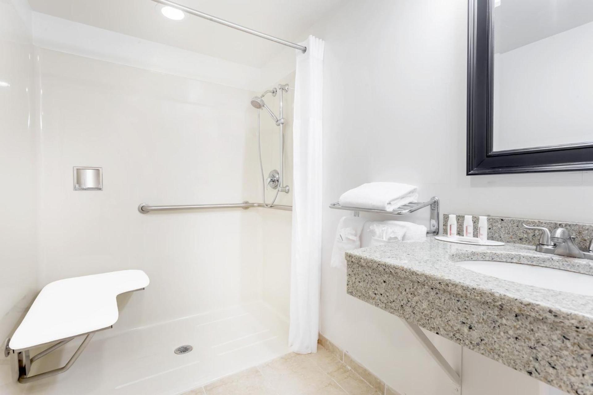 Days Inn by Wyndham Cedar Falls- University Plaza photo 18