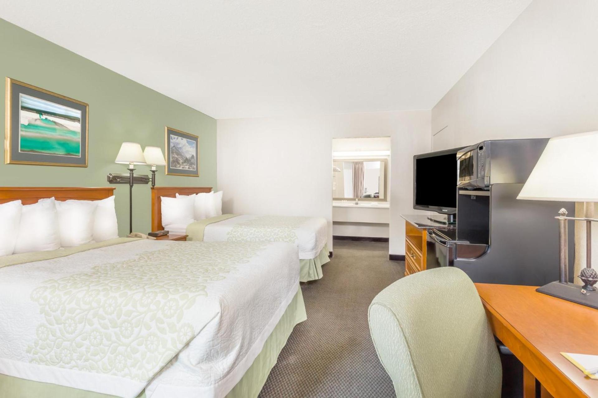 Days Inn by Wyndham Cedar Falls- University Plaza photo 11