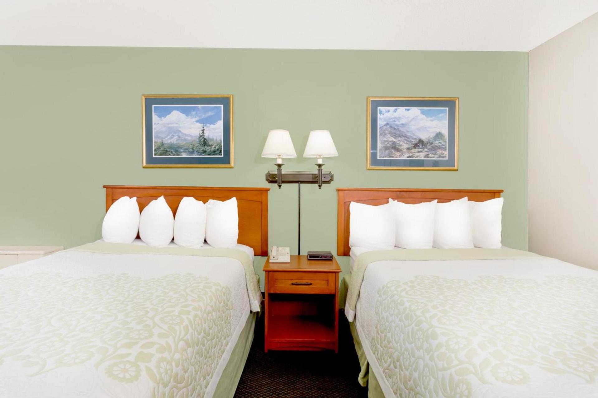 Days Inn by Wyndham Cedar Falls- University Plaza photo 12