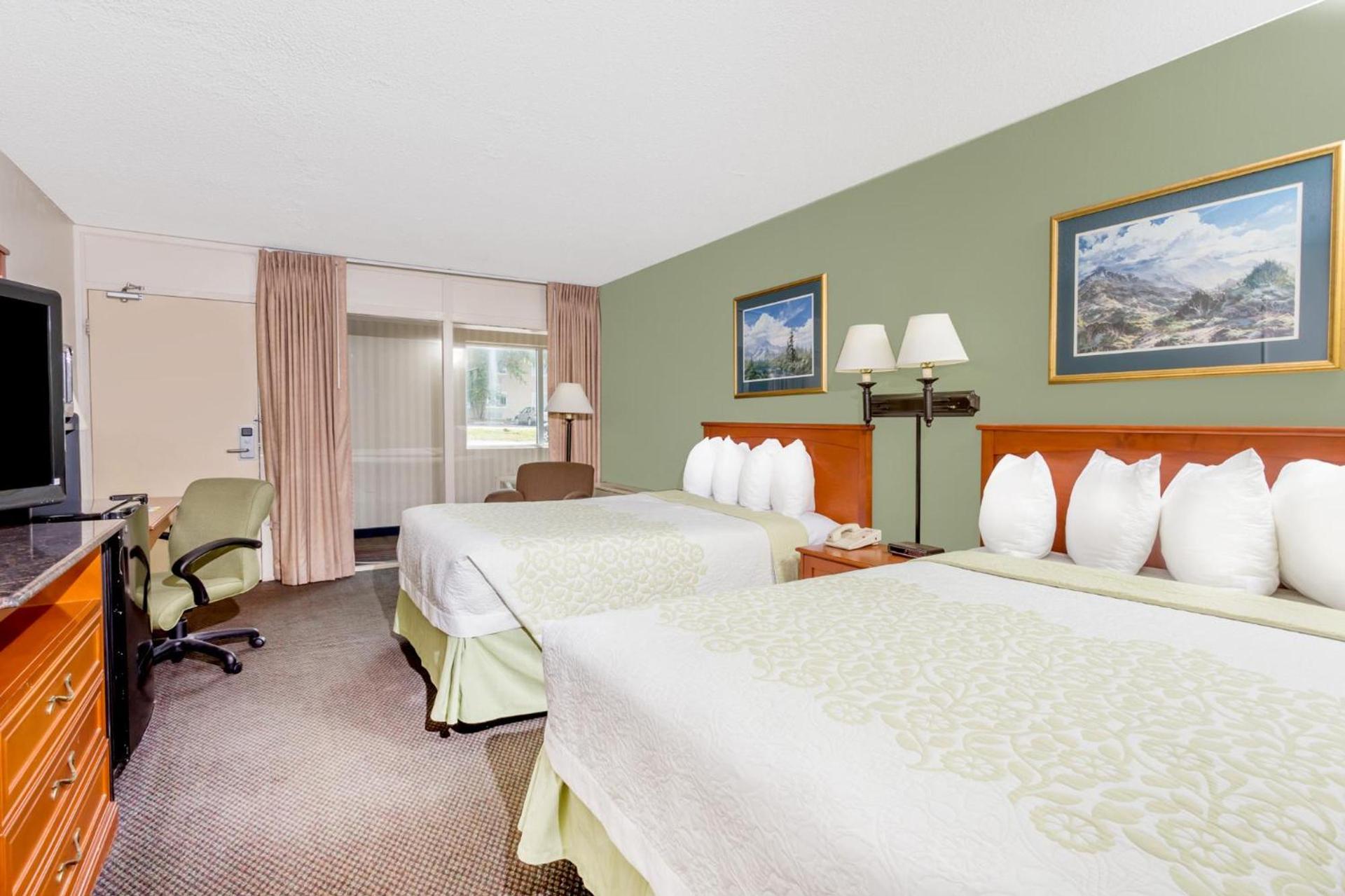 Days Inn by Wyndham Cedar Falls- University Plaza photo 13