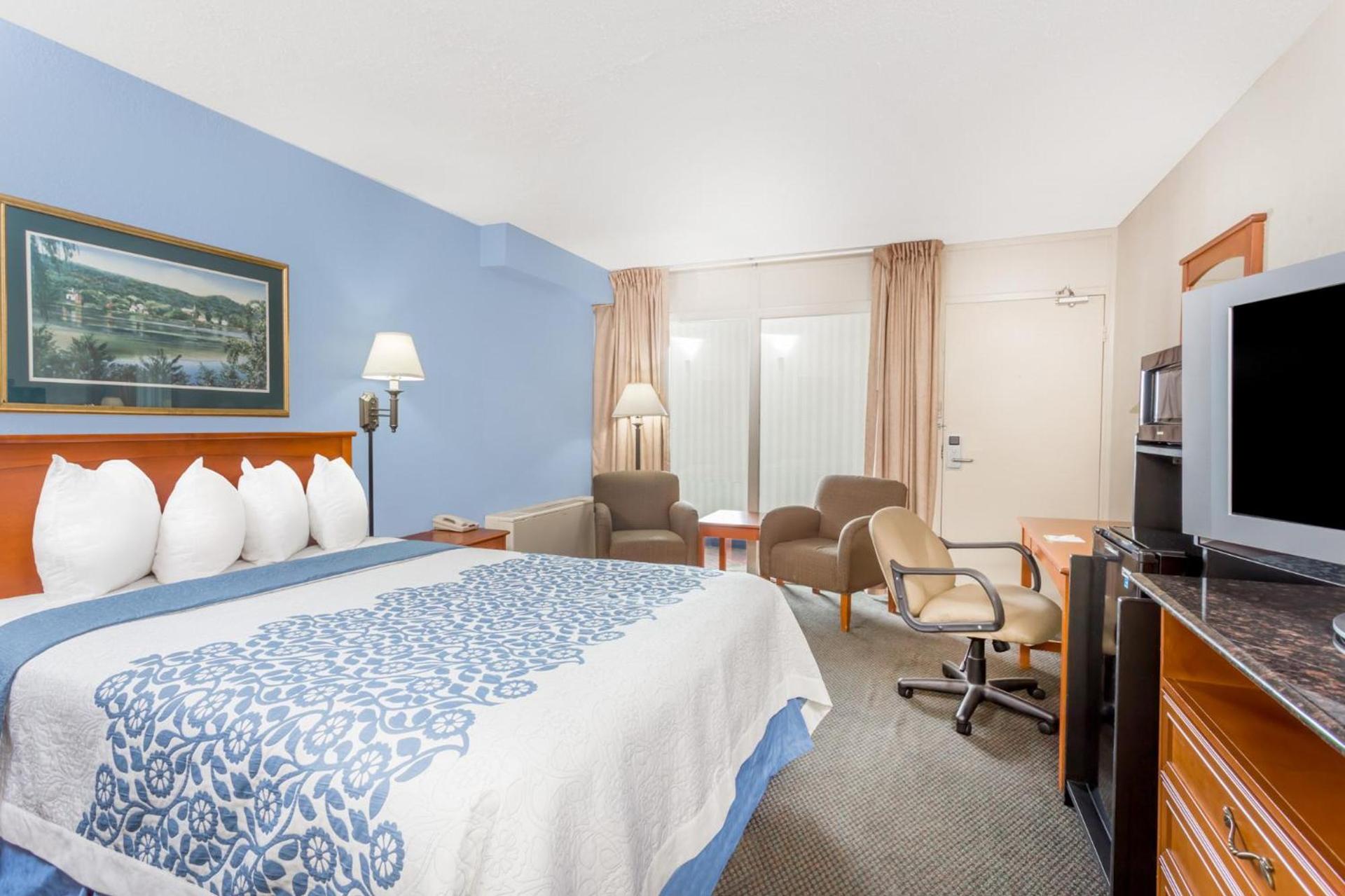 Days Inn by Wyndham Cedar Falls- University Plaza photo 19