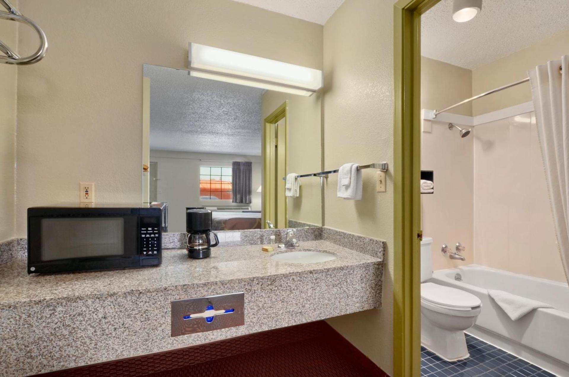 Super 8 by Wyndham Monticello AR photo 10