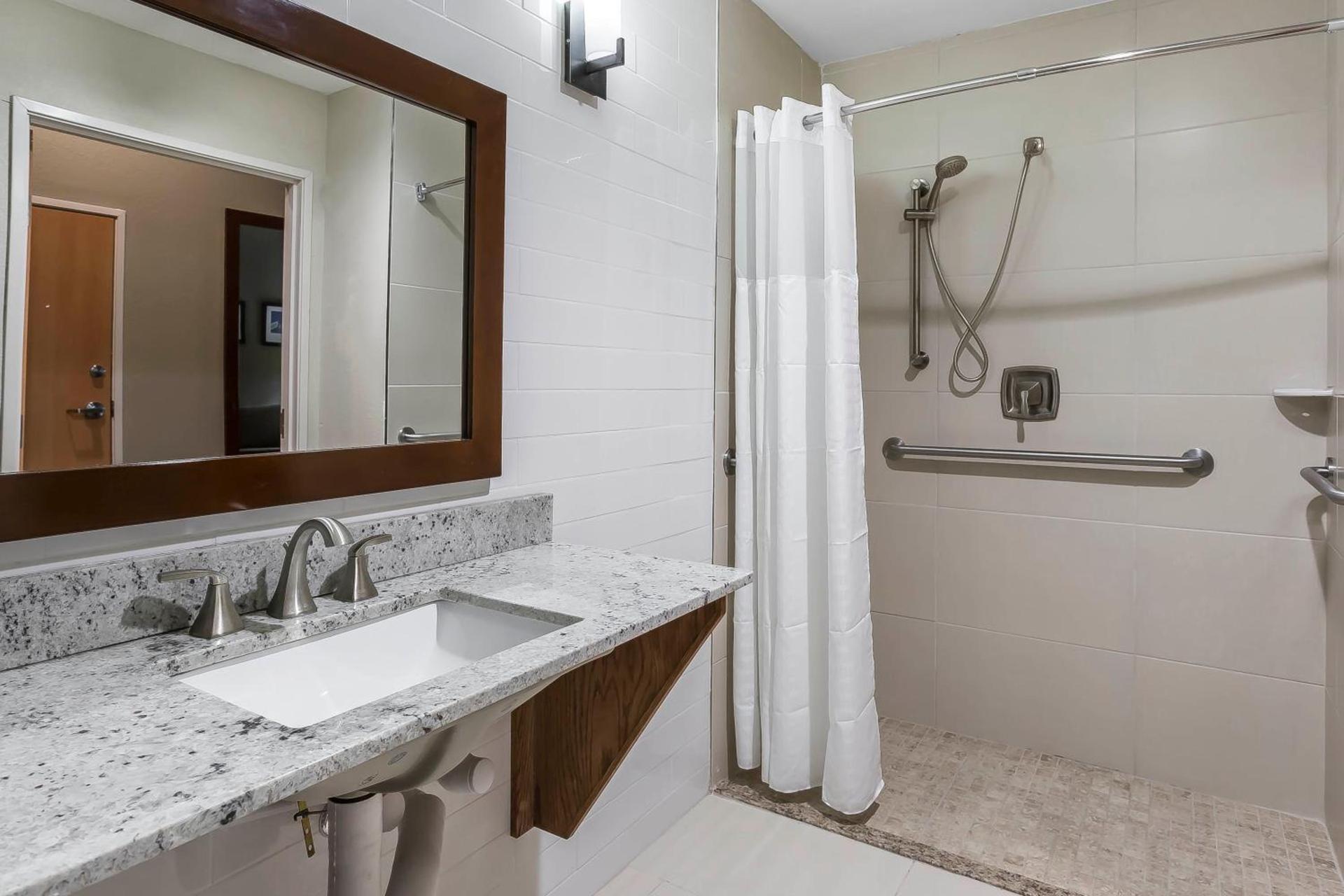 Comfort Suites - University photo 23