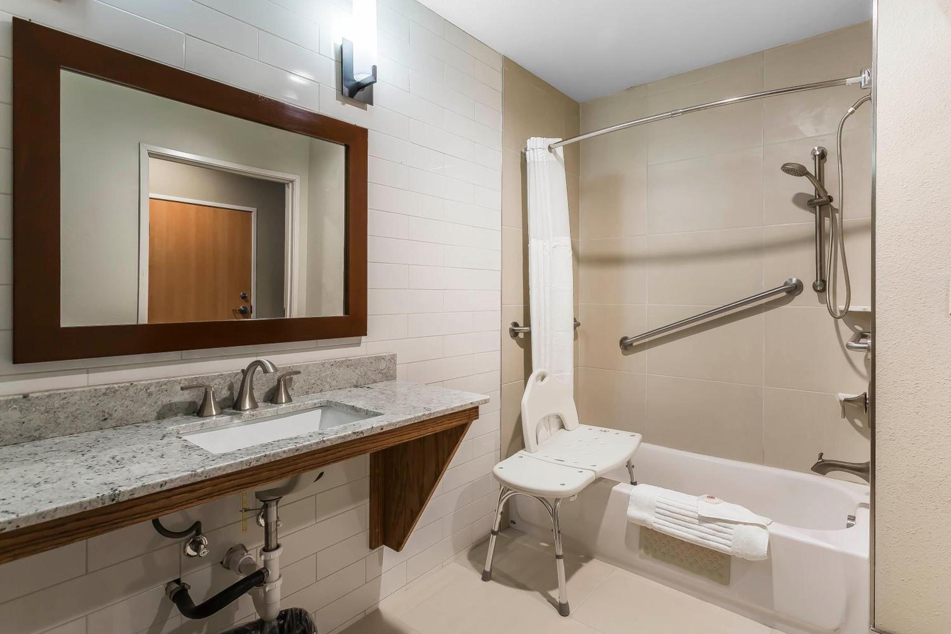 Comfort Suites - University photo 24