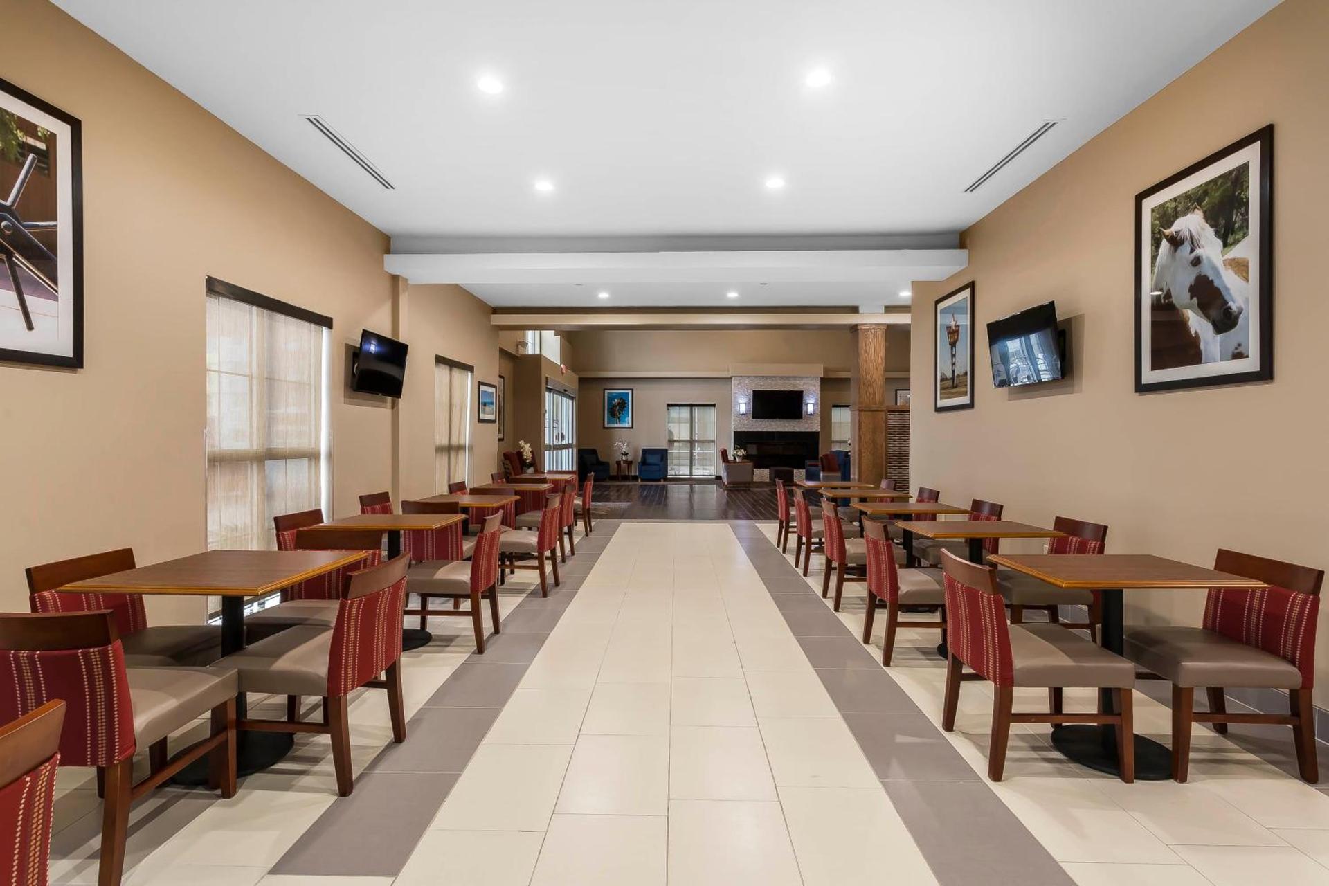 Comfort Suites - University photo 32