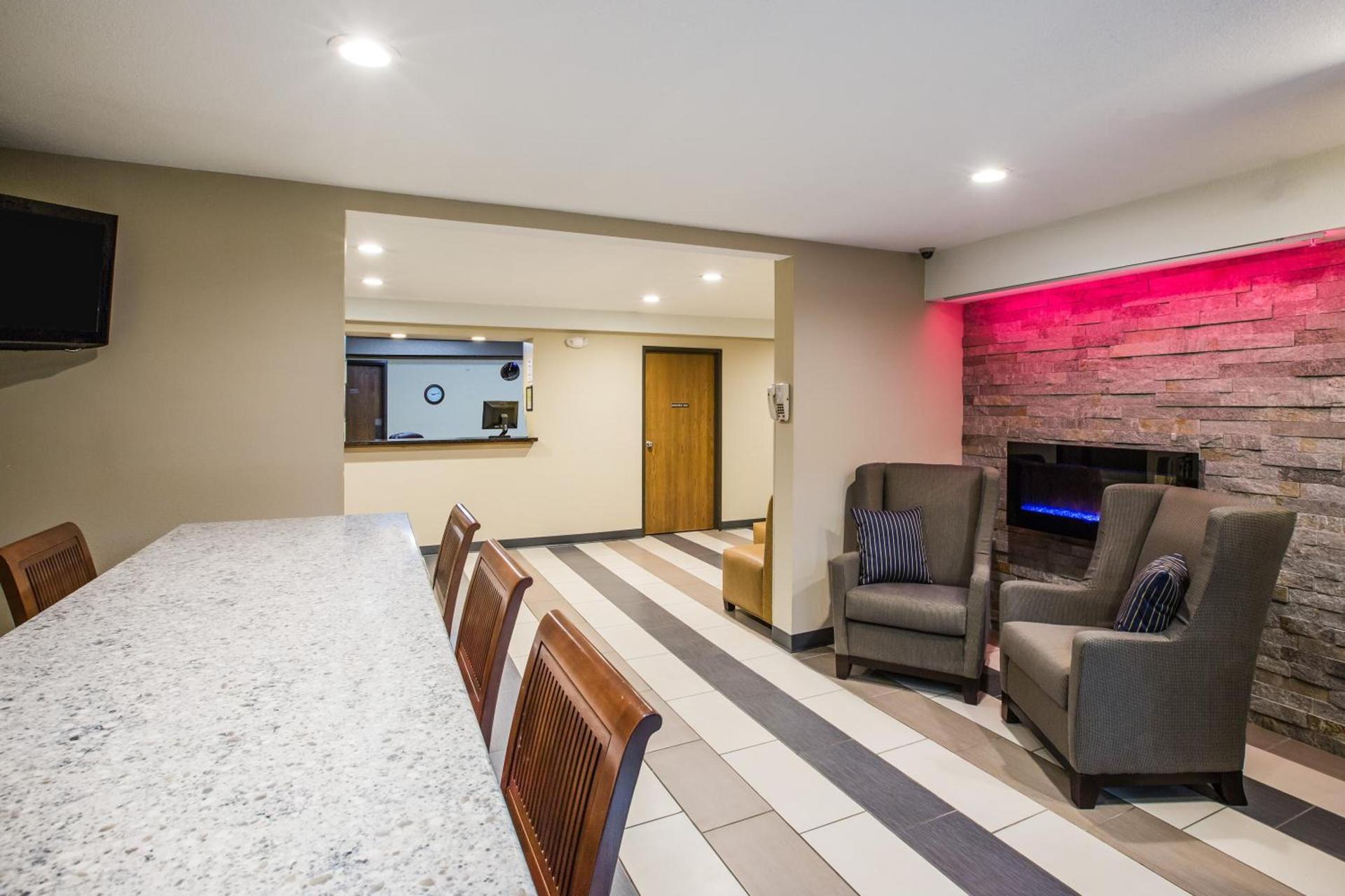 Baymont by Wyndham Cedar Rapids photo 35