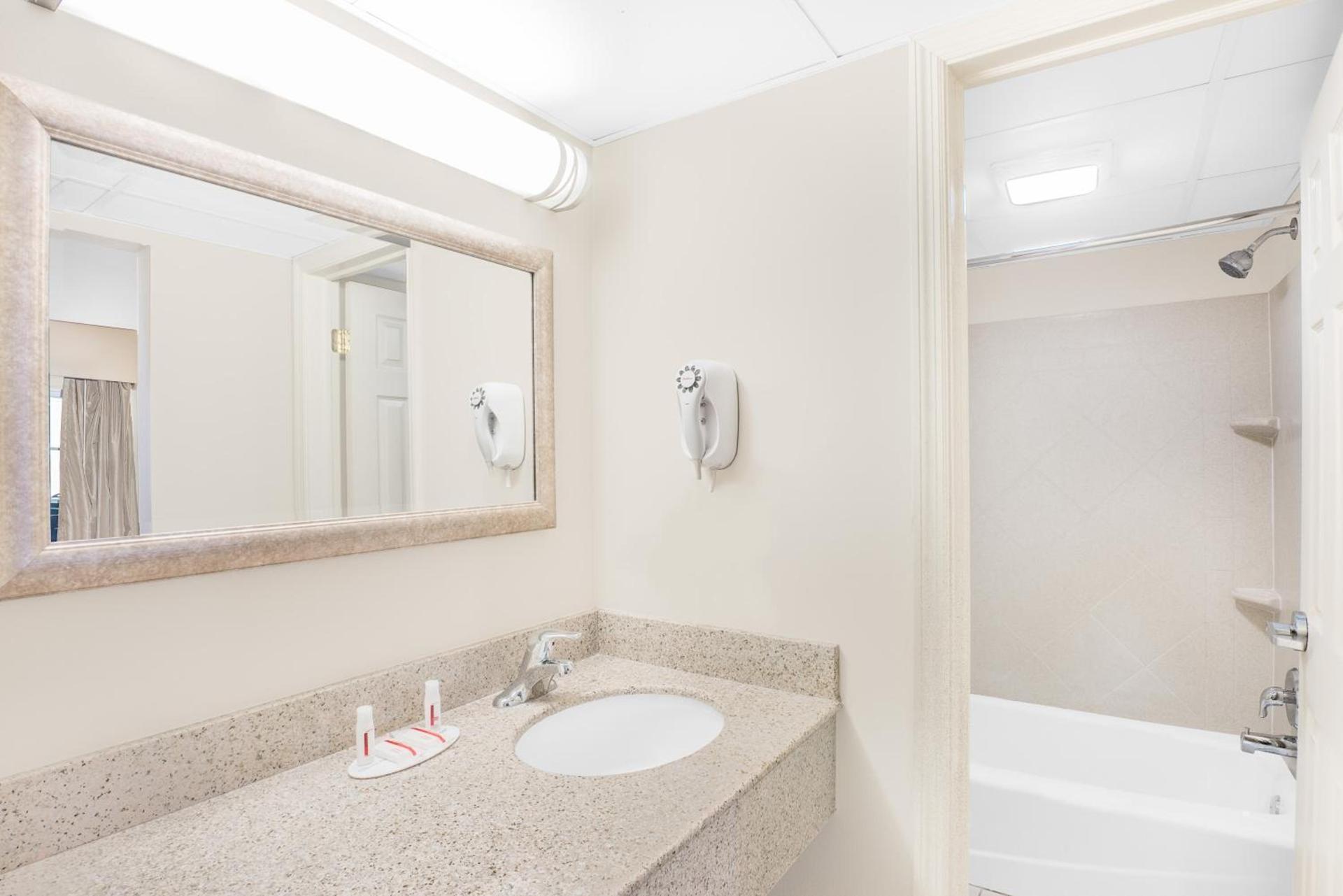 Days Inn by Wyndham Springfield/Phil.Intl Airport photo 15