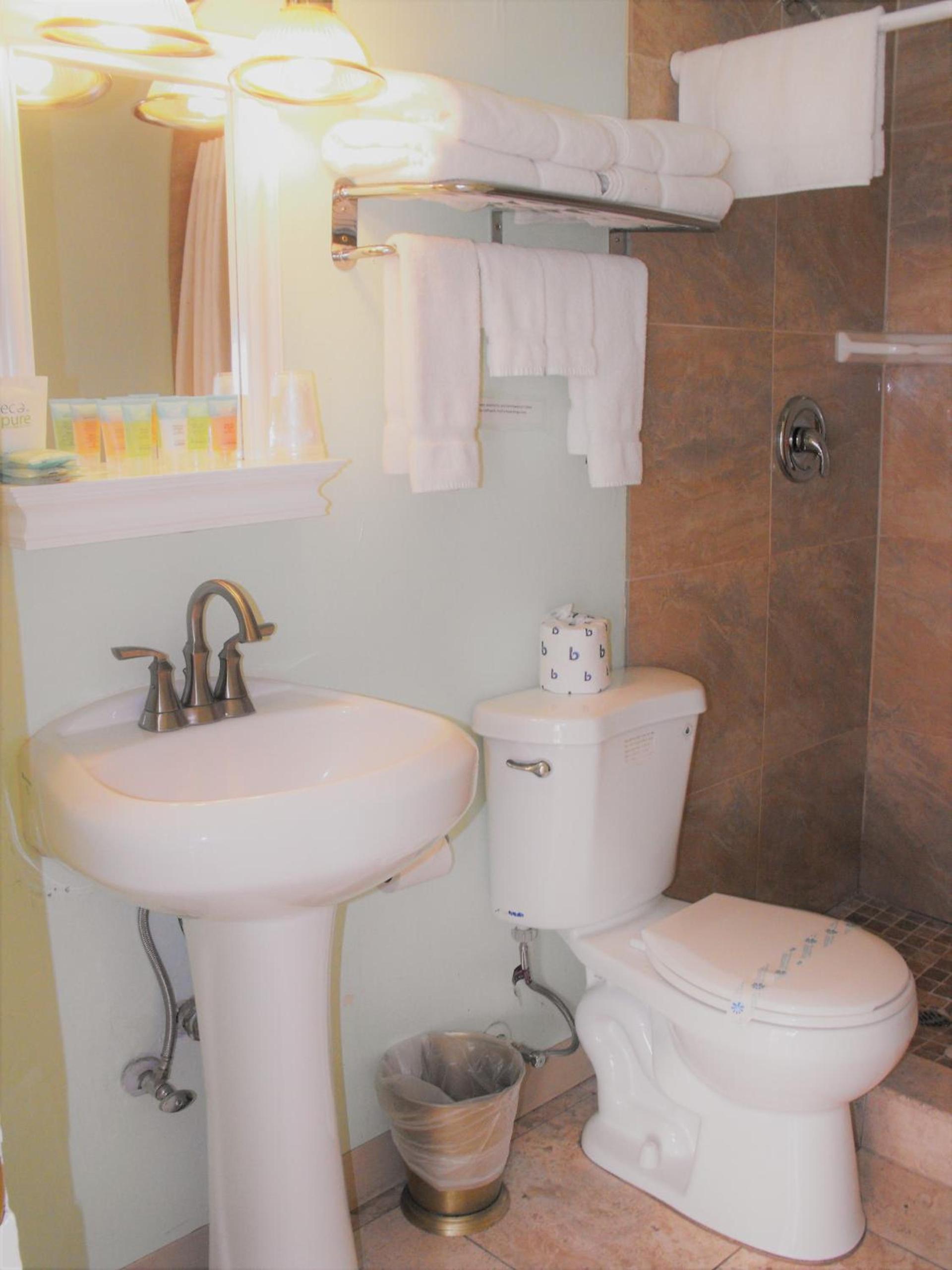 Eagle Crater Lake Inn photo 7